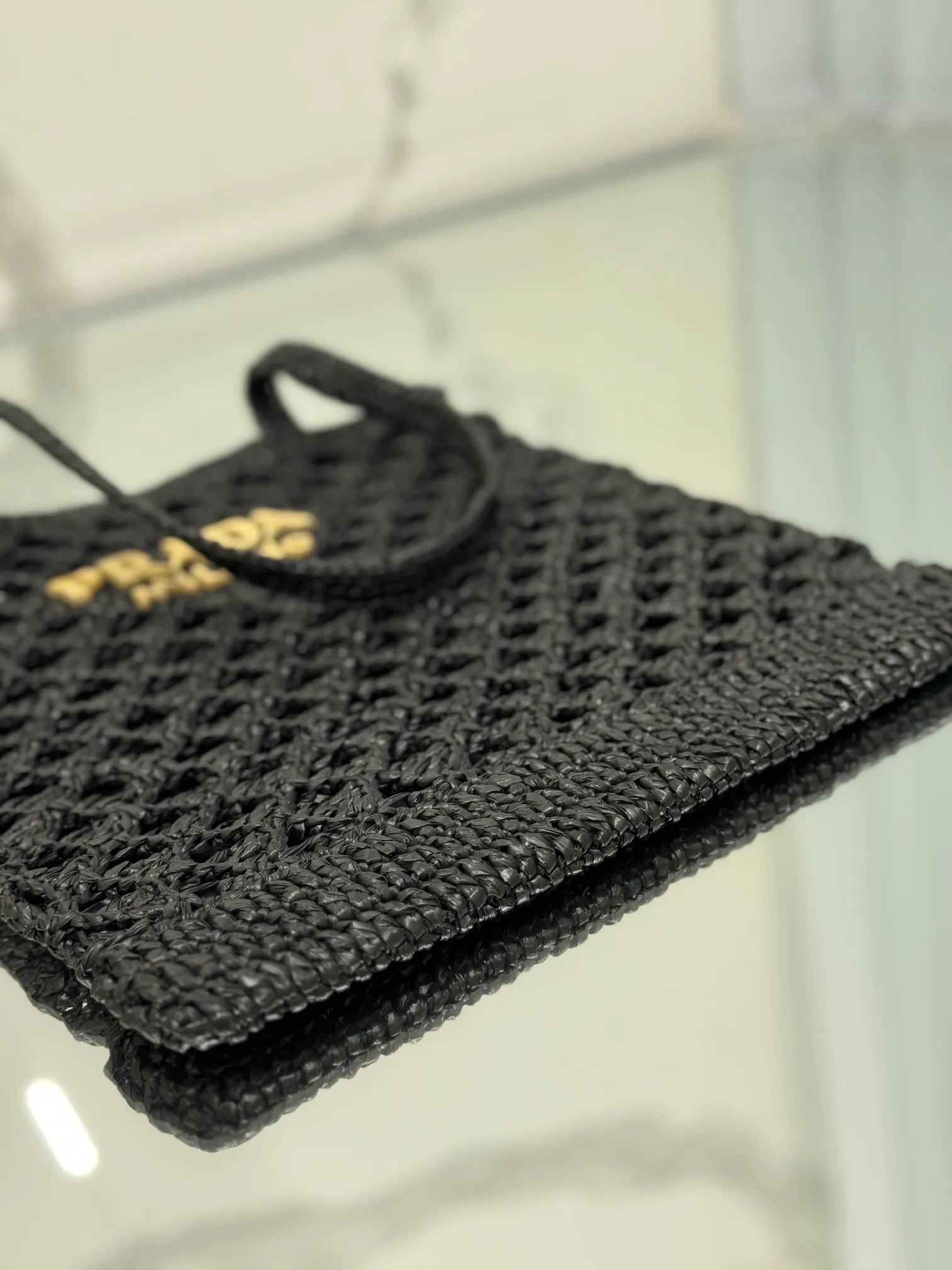 💰1360🌟Straw shopping bag This crochet triangle tote bag reinterprets the classic woven fabric style with a modern and exquisite design, full of summer sentiment. Light. And a contrasting embroidered lettering logo completes the accessory with a unique touch. Style number: Size: 30×31cm Style number: 1BG493