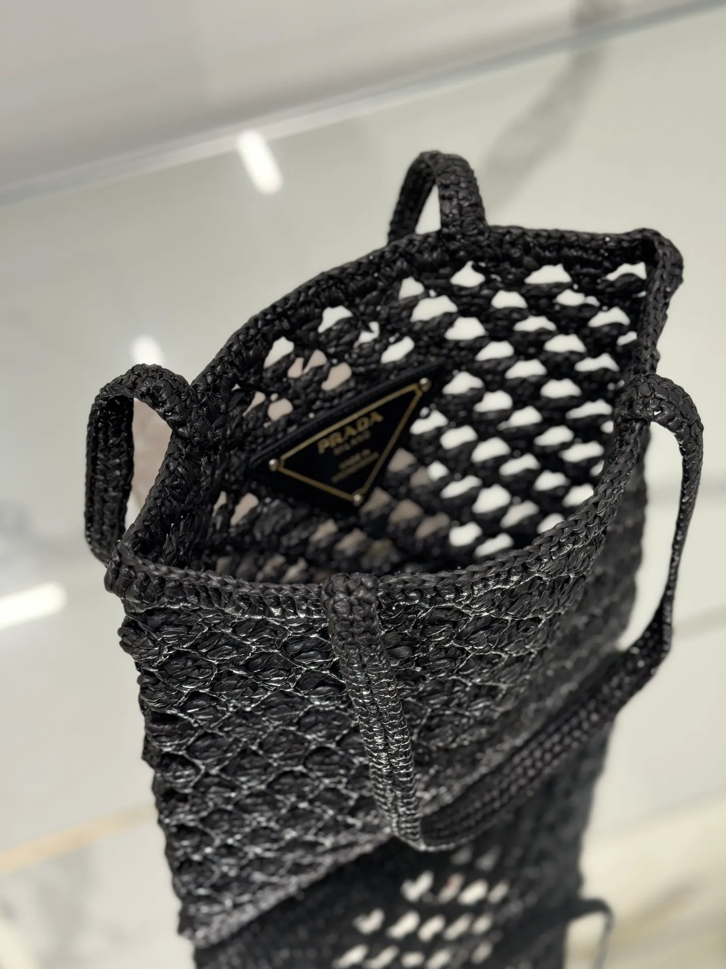 💰1360🌟Straw shopping bag This crochet triangle tote bag reinterprets the classic woven fabric style with a modern and exquisite design, full of summer sentiment. Light. And a contrasting embroidered lettering logo completes the accessory with a unique touch. Style number: Size: 30×31cm Style number: 1BG493