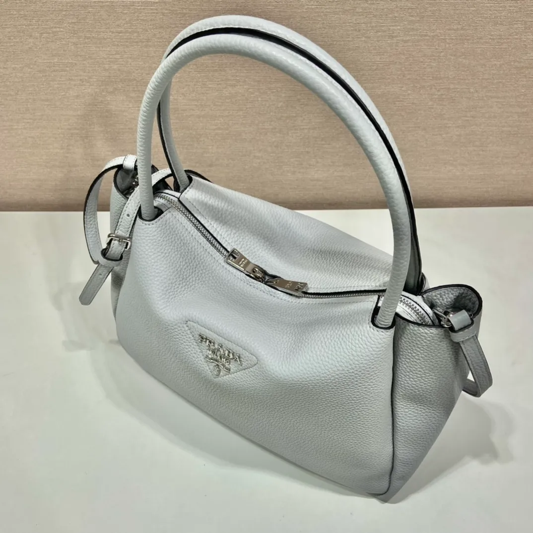 💰2040🎉New double shoulder straps🎉1BC170 double shoulder straps🎉 This double shoulder strap is made of imported deerskin grain cowhide and equipped with two interchangeable and adjustable long shoulder straps. The combination of fabric webbing and cowhide is perfect😘, versatile for mixing and matching different clothes on different occasions😘, large capacity, many compartments, super soft feel🎉Hurry up and get it🎉 Length 32x Height 26x Bottom 13cm🎉🎉🎉👏👏👏