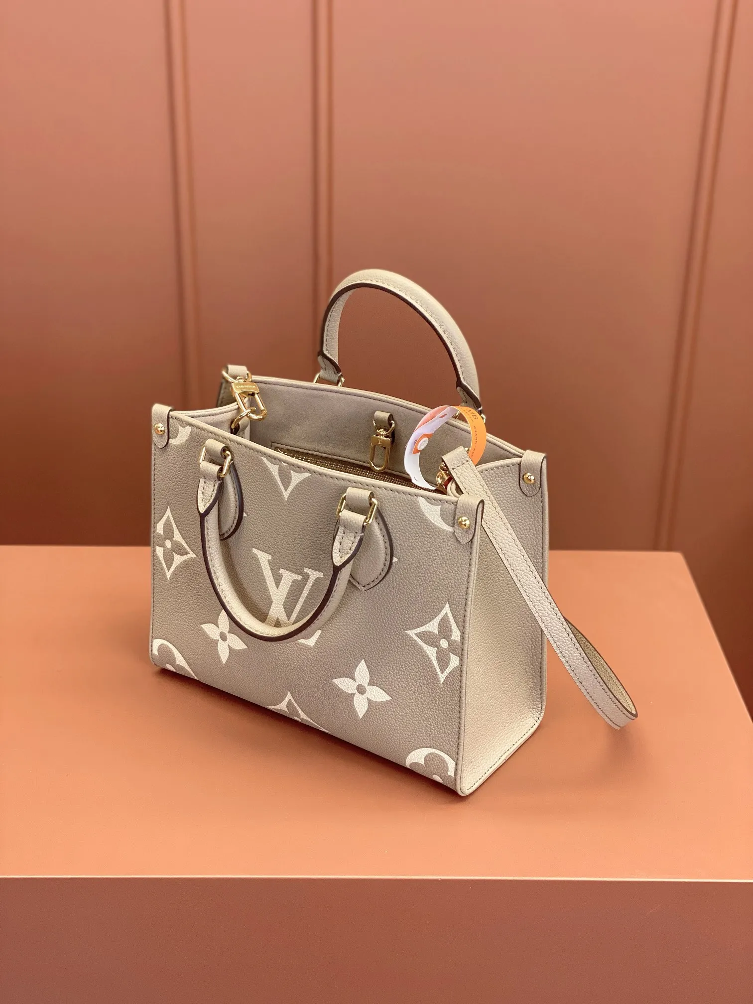 P¥1360👉nfc163C01 dynamic chip👈 [100% MB special grade, all-steel hardware, original leather] The Onthego small Tote bag draws inspiration from the 1968 classic Sac Plat handbag. It is made of Monogram Empreinte leather with Medium Bicolor Monogram pattern embossed to create a miniature version, which can store daily needs such as iPad Mini. Flexible handles and detachable shoulder strap enrich carrying options. Embossed grained cowhide One-grain cowhide trim One microfiber lining One zippered interior patch pocket One pair of interior pockets One riveted corner One removable, adjustable shoulder strap! ! Model: M45779; Size: 25x19x11.5CM