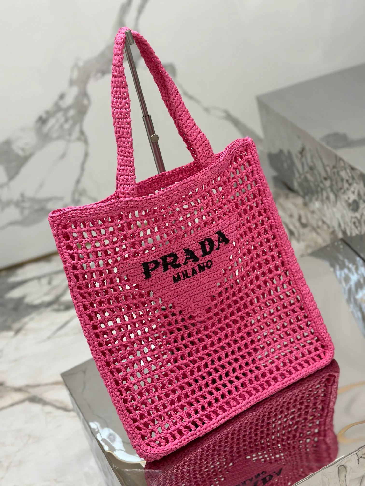 💰1160🌟Raffia woven tote bag This soft deconstructed tote bag is made of raffia fiber material. The light and natural material expresses the summer mood. The iconic house triangle logo is reinterpreted and decorates the front of the bag, with an embroidered lettering logo in the center to evoke the brand's style. Dimensions: length 36x height 38x bottom 3cm Style number: 1BG393