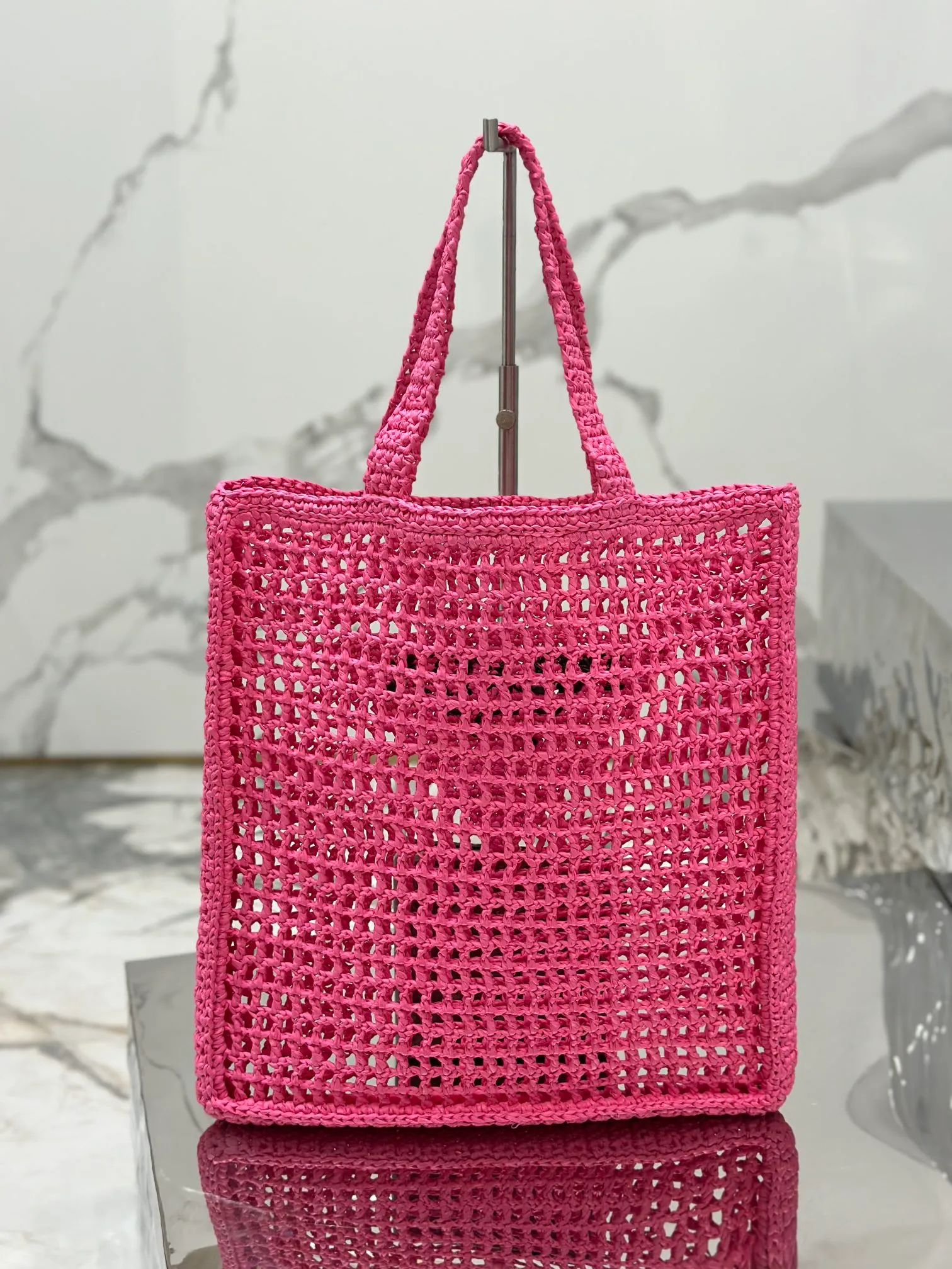 💰1160🌟Raffia woven tote bag This soft deconstructed tote bag is made of raffia fiber material. The light and natural material expresses the summer mood. The iconic house triangle logo is reinterpreted and decorates the front of the bag, with an embroidered lettering logo in the center to evoke the brand's style. Dimensions: length 36x height 38x bottom 3cm Style number: 1BG393