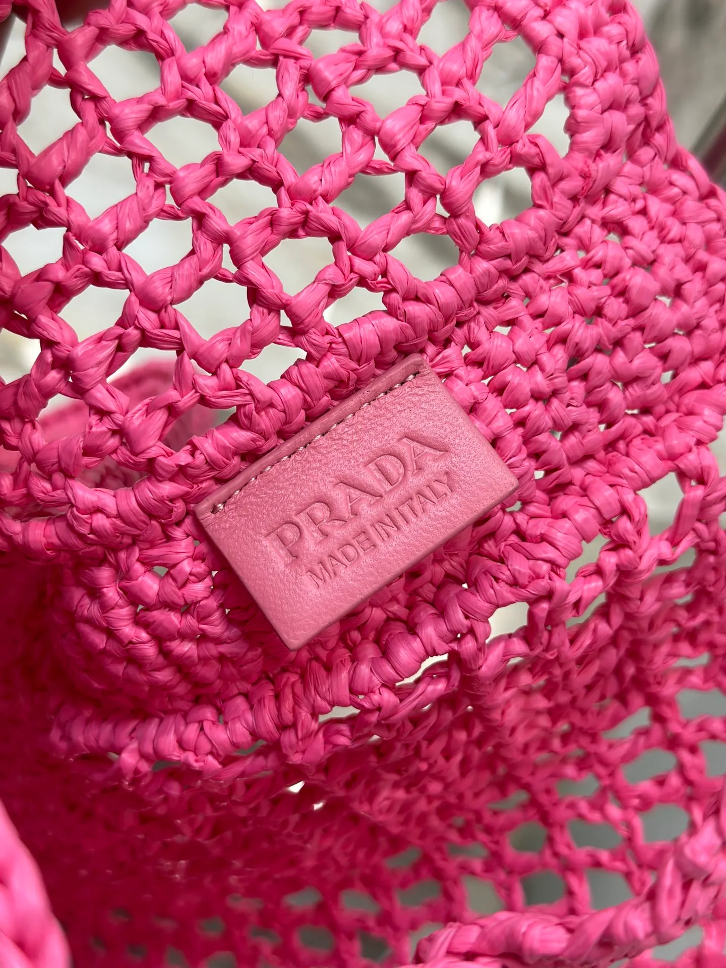 💰1160🌟Raffia woven tote bag This soft deconstructed tote bag is made of raffia fiber material. The light and natural material expresses the summer mood. The iconic house triangle logo is reinterpreted and decorates the front of the bag, with an embroidered lettering logo in the center to evoke the brand's style. Dimensions: length 36x height 38x bottom 3cm Style number: 1BG393