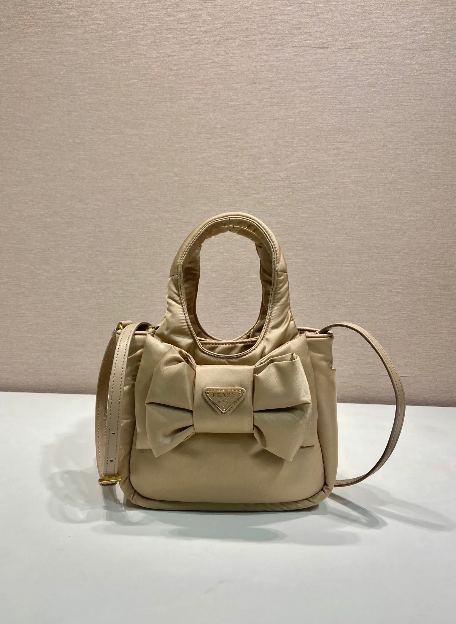 💰1160🎉Bow Tie🎉1BA359 Vegetable Basket🎉🎉 This bow vegetable basket bag is designed with stuffed nylon fabric and sheepskin, equipped with a detachable and adjustable long shoulder strap, showing a romantic and unconventional fashion spirit. The soft silhouette is paired with a minimalist Oversize bow, and the modern and feminine style is refreshing. It has a large capacity and is a popular model that will never go out of style🎉🎉Hurry up and get it🎉🎉 Length 18x height 15.5x base 10cm🎉🎉🎉👏👏👏