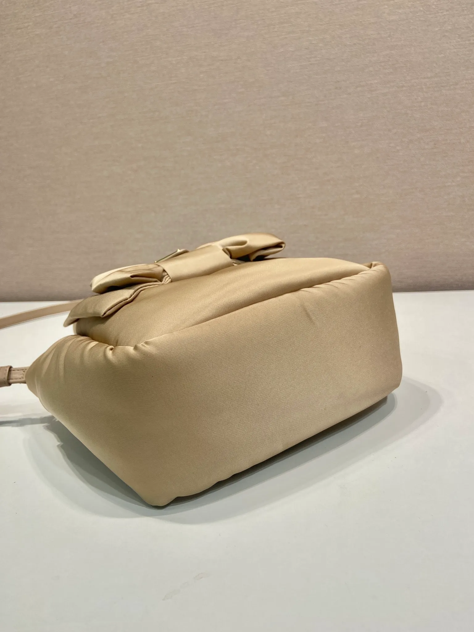 💰1160🎉Bow Tie🎉1BA359 Vegetable Basket🎉🎉 This bow vegetable basket bag is designed with stuffed nylon fabric and sheepskin, equipped with a detachable and adjustable long shoulder strap, showing a romantic and unconventional fashion spirit. The soft silhouette is paired with a minimalist Oversize bow, and the modern and feminine style is refreshing. It has a large capacity and is a popular model that will never go out of style🎉🎉Hurry up and get it🎉🎉 Length 18x height 15.5x base 10cm🎉🎉🎉👏👏👏