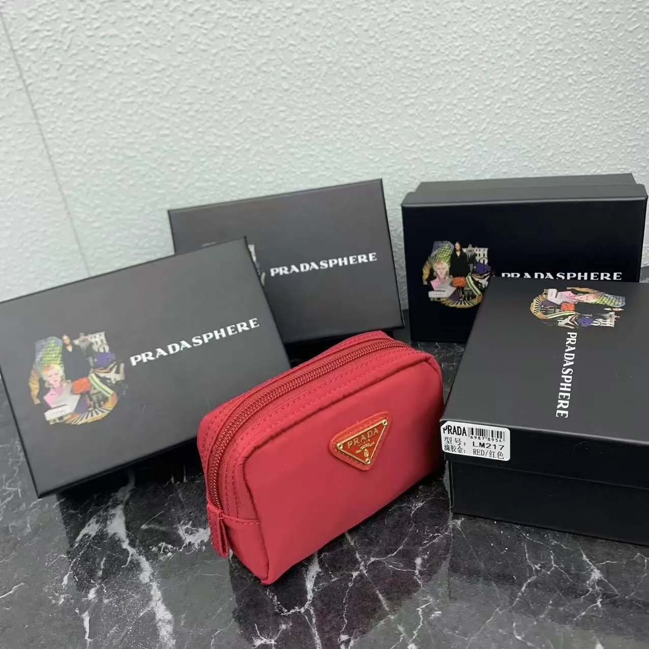 💰150PRADA Prada official new model is shipped simultaneously, enamel-coated triangular metal logo zipper closure, nylon cosmetic bag, regular women's model ✌✌✌ Special quality from the product cabinet, physical shooting [strong]! Model: Original quality Leather: Original Color: black gold buckle, black silver buckle, red, plum red, pink, sky blue, apricot, green, lavender purple, size 12㎝*3.5㎝*8㎝, model LM217