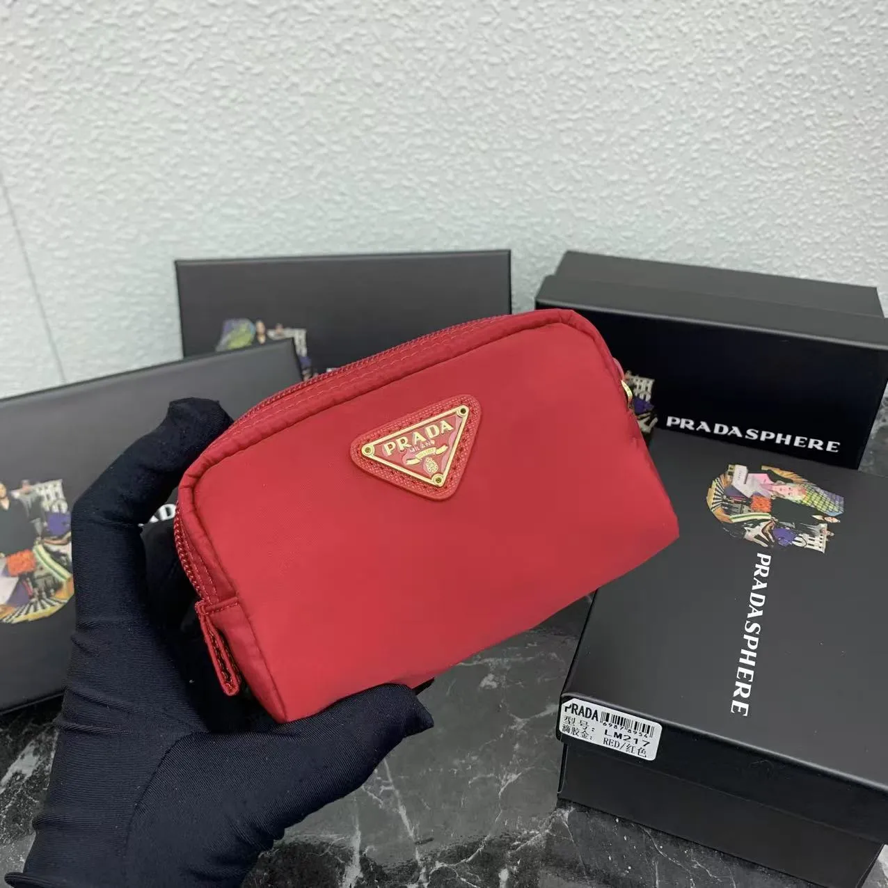 💰150PRADA Prada official new model is shipped simultaneously, enamel-coated triangular metal logo zipper closure, nylon cosmetic bag, regular women's model ✌✌✌ Special quality from the product cabinet, physical shooting [strong]! Model: Original quality Leather: Original Color: black gold buckle, black silver buckle, red, plum red, pink, sky blue, apricot, green, lavender purple, size 12㎝*3.5㎝*8㎝, model LM217