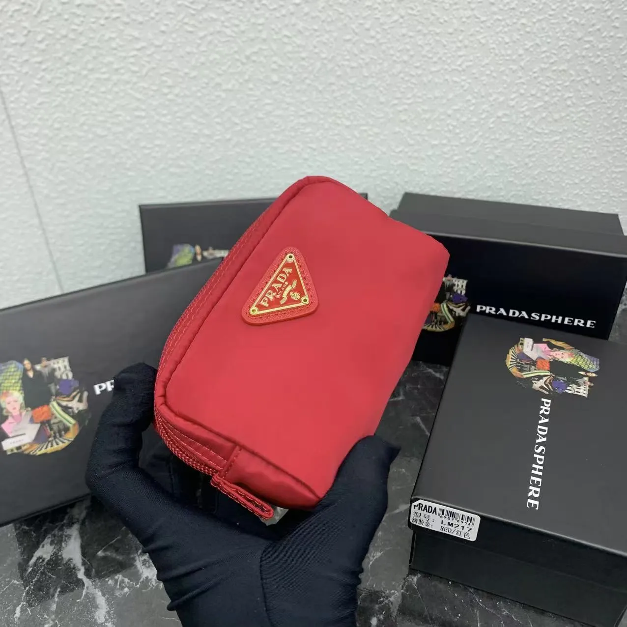 💰150PRADA Prada official new model is shipped simultaneously, enamel-coated triangular metal logo zipper closure, nylon cosmetic bag, regular women's model ✌✌✌ Special quality from the product cabinet, physical shooting [strong]! Model: Original quality Leather: Original Color: black gold buckle, black silver buckle, red, plum red, pink, sky blue, apricot, green, lavender purple, size 12㎝*3.5㎝*8㎝, model LM217