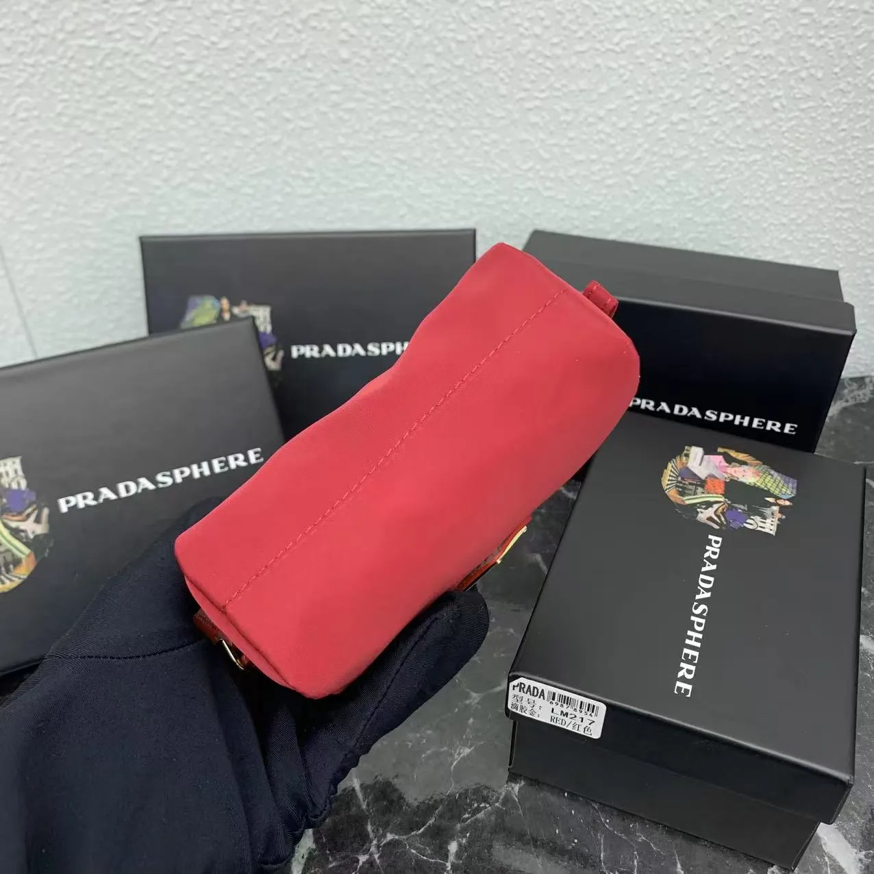 💰150PRADA Prada official new model is shipped simultaneously, enamel-coated triangular metal logo zipper closure, nylon cosmetic bag, regular women's model ✌✌✌ Special quality from the product cabinet, physical shooting [strong]! Model: Original quality Leather: Original Color: black gold buckle, black silver buckle, red, plum red, pink, sky blue, apricot, green, lavender purple, size 12㎝*3.5㎝*8㎝, model LM217