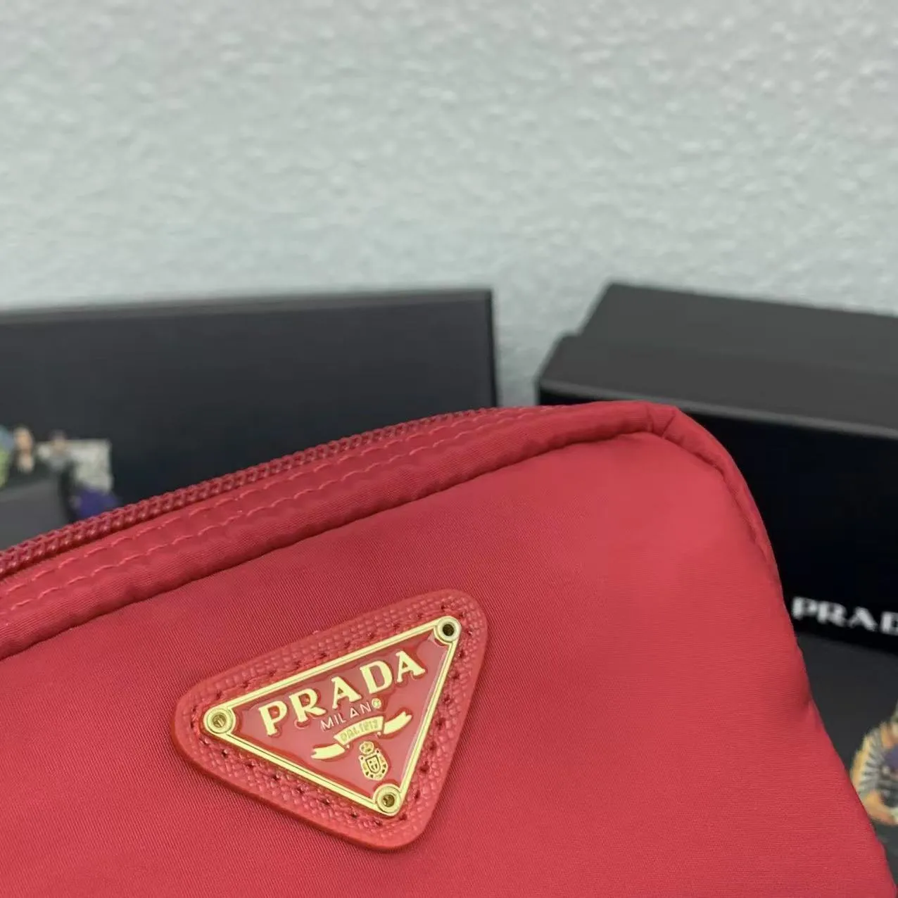 💰150PRADA Prada official new model is shipped simultaneously, enamel-coated triangular metal logo zipper closure, nylon cosmetic bag, regular women's model ✌✌✌ Special quality from the product cabinet, physical shooting [strong]! Model: Original quality Leather: Original Color: black gold buckle, black silver buckle, red, plum red, pink, sky blue, apricot, green, lavender purple, size 12㎝*3.5㎝*8㎝, model LM217