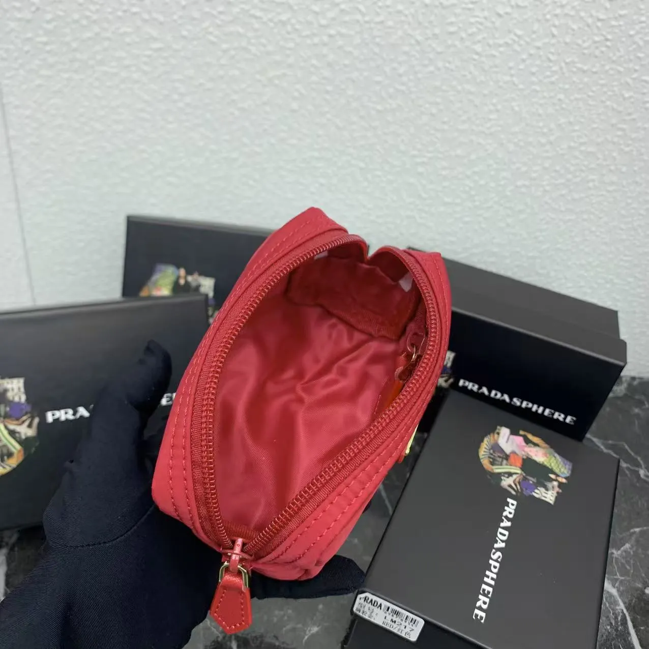 💰150PRADA Prada official new model is shipped simultaneously, enamel-coated triangular metal logo zipper closure, nylon cosmetic bag, regular women's model ✌✌✌ Special quality from the product cabinet, physical shooting [strong]! Model: Original quality Leather: Original Color: black gold buckle, black silver buckle, red, plum red, pink, sky blue, apricot, green, lavender purple, size 12㎝*3.5㎝*8㎝, model LM217