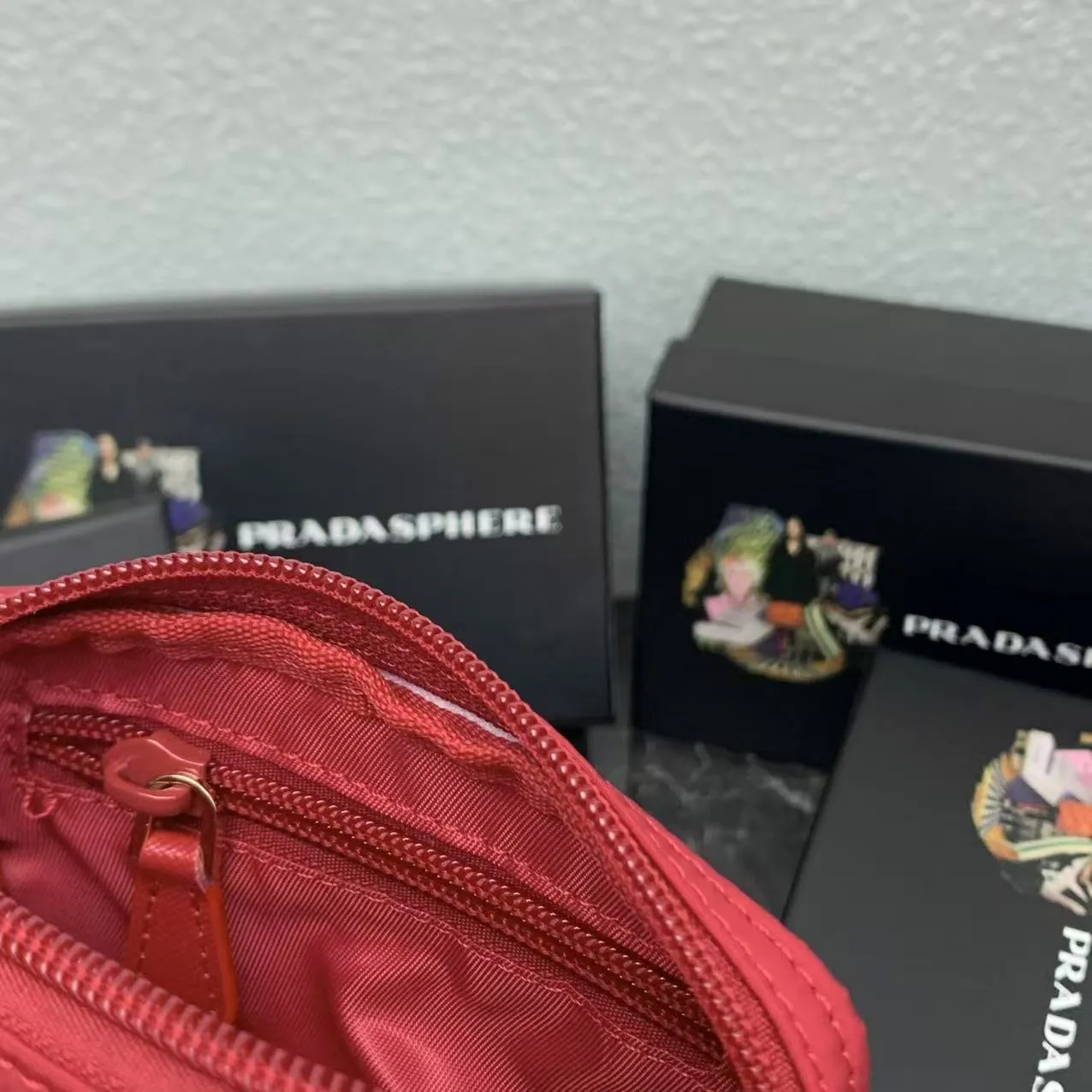 💰150PRADA Prada official new model is shipped simultaneously, enamel-coated triangular metal logo zipper closure, nylon cosmetic bag, regular women's model ✌✌✌ Special quality from the product cabinet, physical shooting [strong]! Model: Original quality Leather: Original Color: black gold buckle, black silver buckle, red, plum red, pink, sky blue, apricot, green, lavender purple, size 12㎝*3.5㎝*8㎝, model LM217