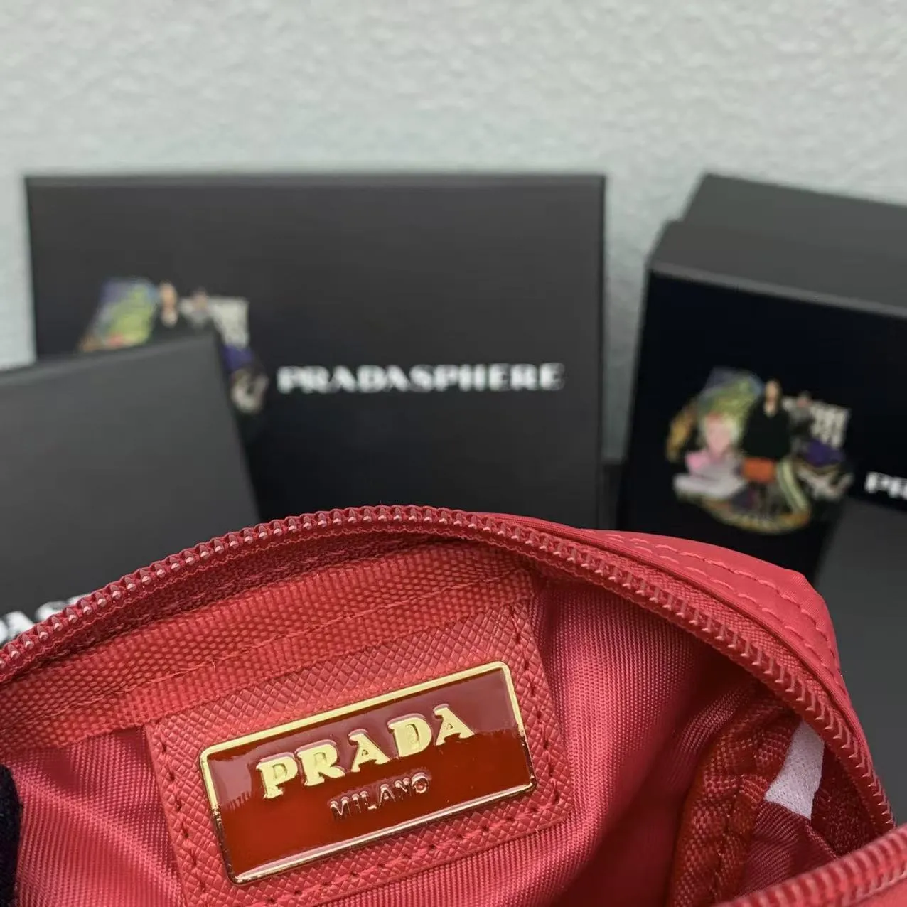 💰150PRADA Prada official new model is shipped simultaneously, enamel-coated triangular metal logo zipper closure, nylon cosmetic bag, regular women's model ✌✌✌ Special quality from the product cabinet, physical shooting [strong]! Model: Original quality Leather: Original Color: black gold buckle, black silver buckle, red, plum red, pink, sky blue, apricot, green, lavender purple, size 12㎝*3.5㎝*8㎝, model LM217