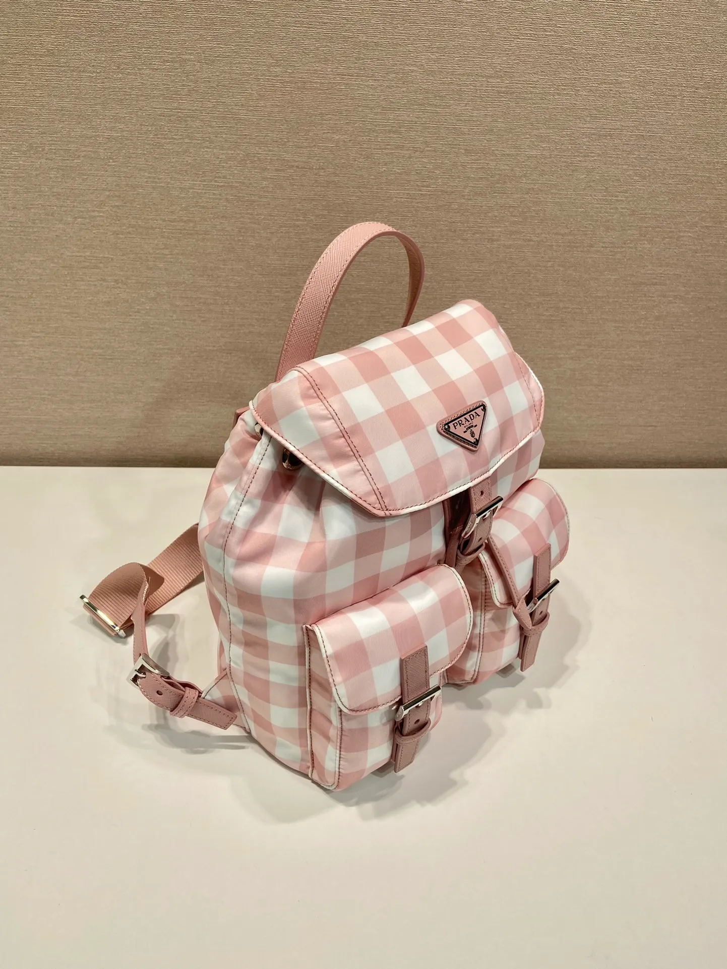 💰1200🎉Grid pattern backpack🎉1BZ677 new color🎉This backpack is designed with black plaid pattern, which looks particularly novel😘Imported parachute fabric + cross pattern cowhide + top hardware, light and practical, length 28x height 23.5x bottom 12cm