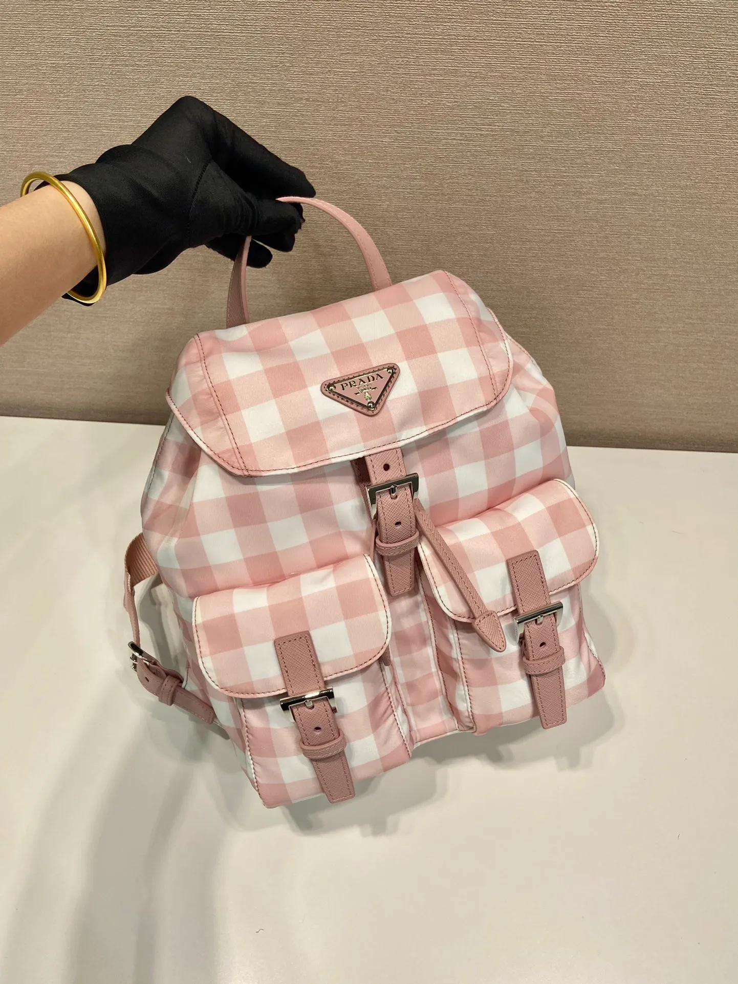 💰1200🎉Grid pattern backpack🎉1BZ677 new color🎉This backpack is designed with black plaid pattern, which looks particularly novel😘Imported parachute fabric + cross pattern cowhide + top hardware, light and practical, length 28x height 23.5x bottom 12cm