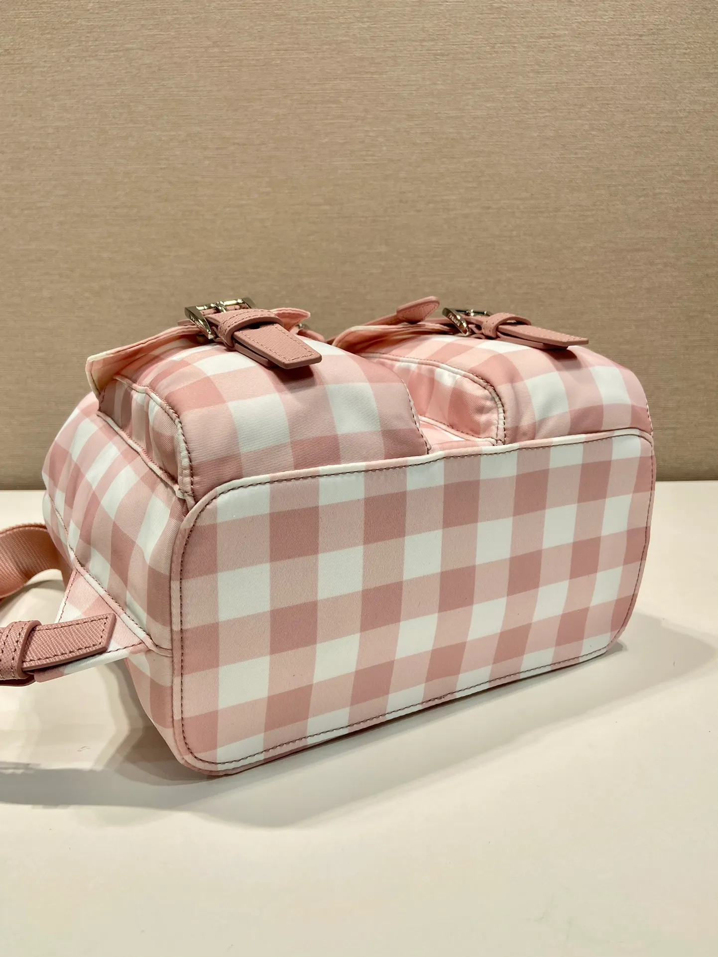 💰1200🎉Grid pattern backpack🎉1BZ677 new color🎉This backpack is designed with black plaid pattern, which looks particularly novel😘Imported parachute fabric + cross pattern cowhide + top hardware, light and practical, length 28x height 23.5x bottom 12cm