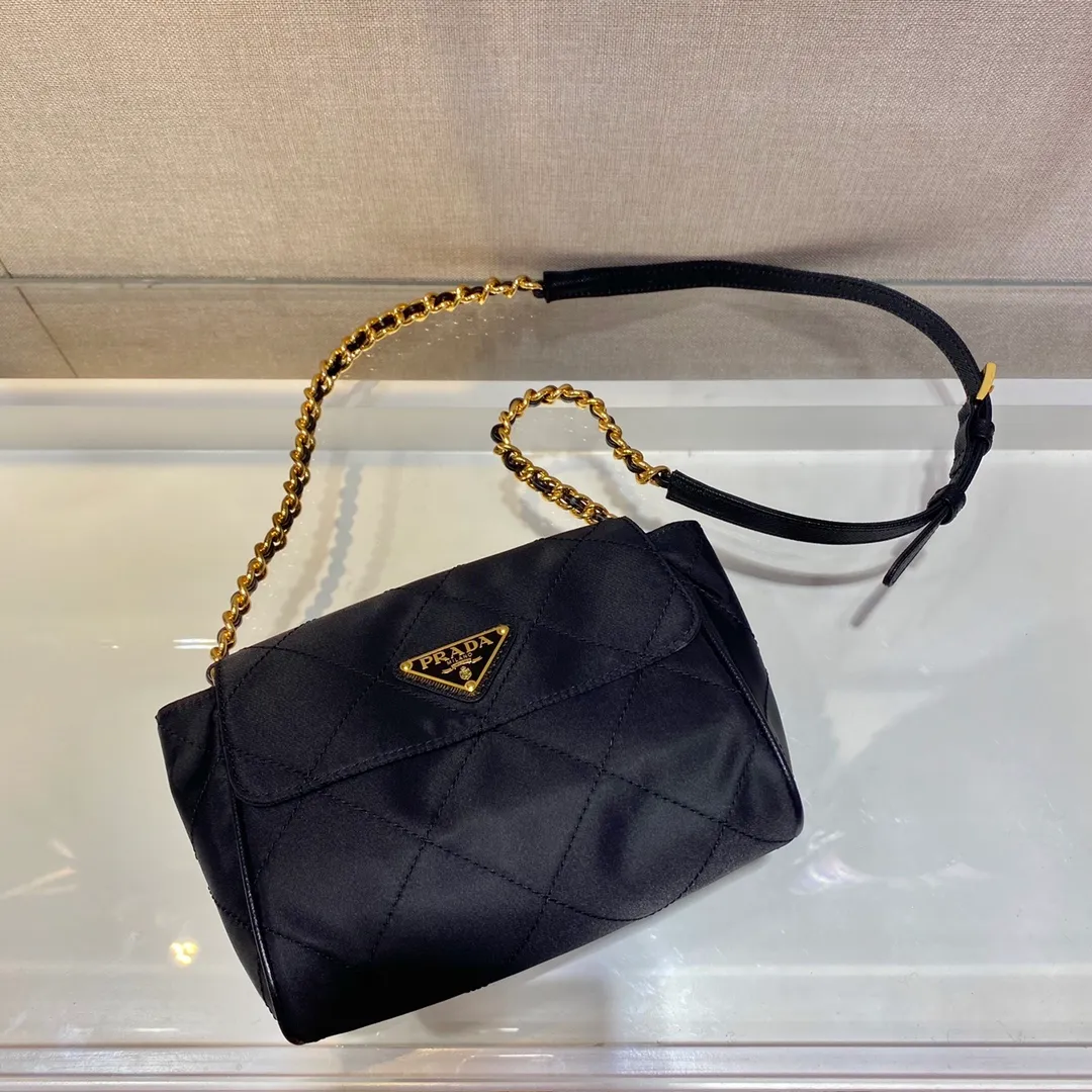 💰900🎉Middle-hand small shoulder bag🎉🎉🎉1BD622🎉🎉 This Vintage middle-aged chain diamond hobo bag has a great design👏👏 Purely handmade nylon rhombus design, can be worn on one shoulder or crossbody, and the imported black gold chain is really the eternal theme of vintage😘😘It is simple and elegant, with large capacity and space👍The upper body is particularly trendy, versatile and fashionable. No matter casual or formal, they all have a stable temperament. Hurry up and get it🙊I love this second-hand hobo bag😘😘 Length 18x height 16x bottom 5cm