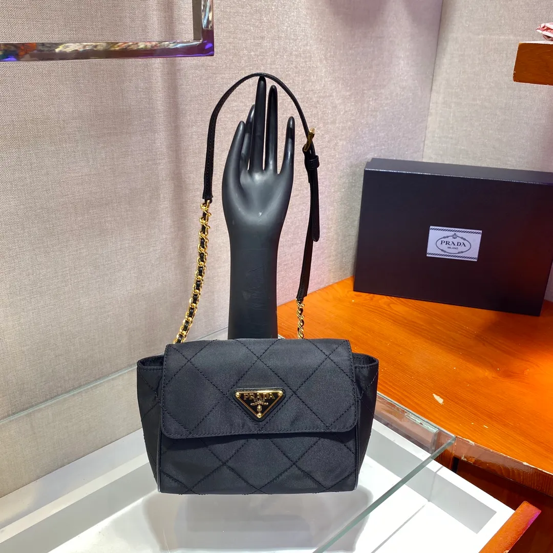 💰900🎉Middle-hand small shoulder bag🎉🎉🎉1BD622🎉🎉 This Vintage middle-aged chain diamond hobo bag has a great design👏👏 Purely handmade nylon rhombus design, can be worn on one shoulder or crossbody, and the imported black gold chain is really the eternal theme of vintage😘😘It is simple and elegant, with large capacity and space👍The upper body is particularly trendy, versatile and fashionable. No matter casual or formal, they all have a stable temperament. Hurry up and get it🙊I love this second-hand hobo bag😘😘 Length 18x height 16x bottom 5cm