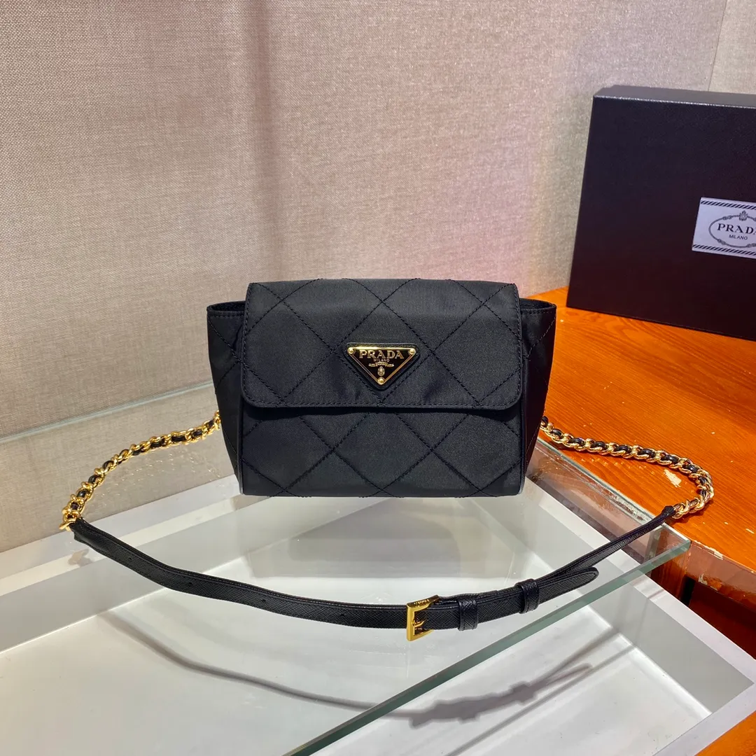💰900🎉Middle-hand small shoulder bag🎉🎉🎉1BD622🎉🎉 This Vintage middle-aged chain diamond hobo bag has a great design👏👏 Purely handmade nylon rhombus design, can be worn on one shoulder or crossbody, and the imported black gold chain is really the eternal theme of vintage😘😘It is simple and elegant, with large capacity and space👍The upper body is particularly trendy, versatile and fashionable. No matter casual or formal, they all have a stable temperament. Hurry up and get it🙊I love this second-hand hobo bag😘😘 Length 18x height 16x bottom 5cm