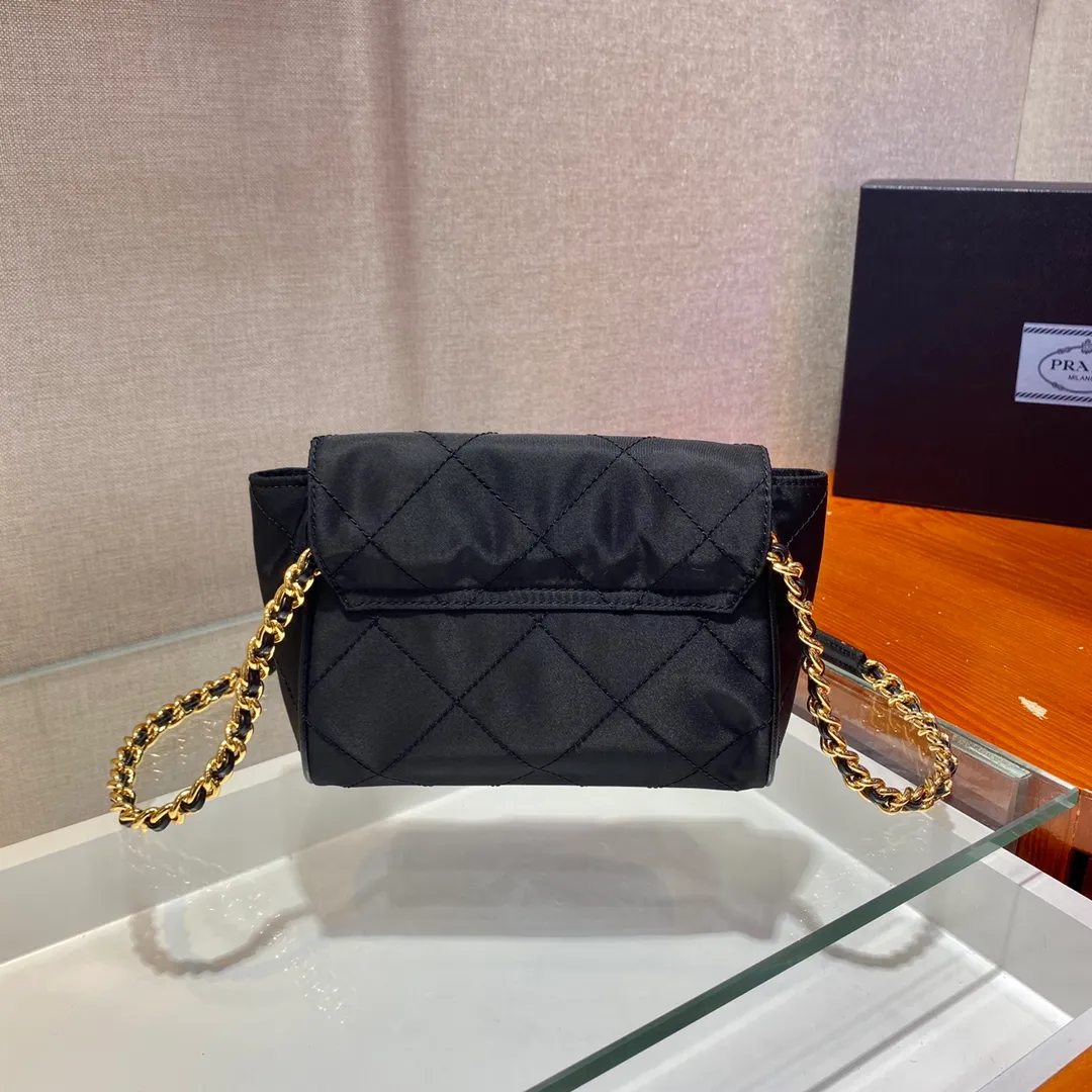 💰900🎉Middle-hand small shoulder bag🎉🎉🎉1BD622🎉🎉 This Vintage middle-aged chain diamond hobo bag has a great design👏👏 Purely handmade nylon rhombus design, can be worn on one shoulder or crossbody, and the imported black gold chain is really the eternal theme of vintage😘😘It is simple and elegant, with large capacity and space👍The upper body is particularly trendy, versatile and fashionable. No matter casual or formal, they all have a stable temperament. Hurry up and get it🙊I love this second-hand hobo bag😘😘 Length 18x height 16x bottom 5cm