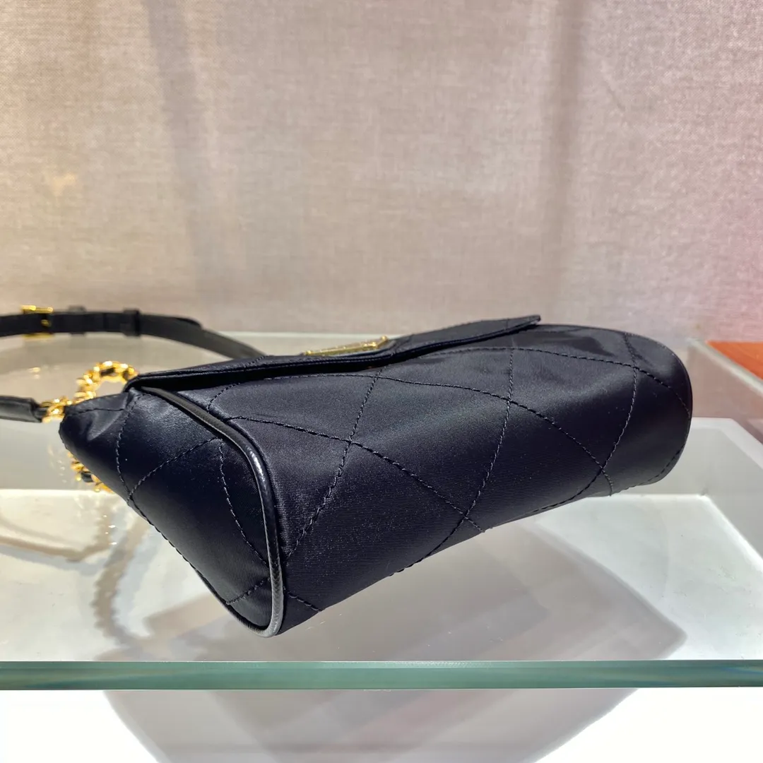 💰900🎉Middle-hand small shoulder bag🎉🎉🎉1BD622🎉🎉 This Vintage middle-aged chain diamond hobo bag has a great design👏👏 Purely handmade nylon rhombus design, can be worn on one shoulder or crossbody, and the imported black gold chain is really the eternal theme of vintage😘😘It is simple and elegant, with large capacity and space👍The upper body is particularly trendy, versatile and fashionable. No matter casual or formal, they all have a stable temperament. Hurry up and get it🙊I love this second-hand hobo bag😘😘 Length 18x height 16x bottom 5cm