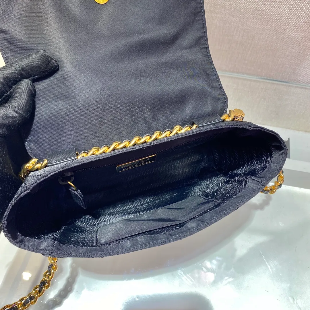 💰900🎉Middle-hand small shoulder bag🎉🎉🎉1BD622🎉🎉 This Vintage middle-aged chain diamond hobo bag has a great design👏👏 Purely handmade nylon rhombus design, can be worn on one shoulder or crossbody, and the imported black gold chain is really the eternal theme of vintage😘😘It is simple and elegant, with large capacity and space👍The upper body is particularly trendy, versatile and fashionable. No matter casual or formal, they all have a stable temperament. Hurry up and get it🙊I love this second-hand hobo bag😘😘 Length 18x height 16x bottom 5cm