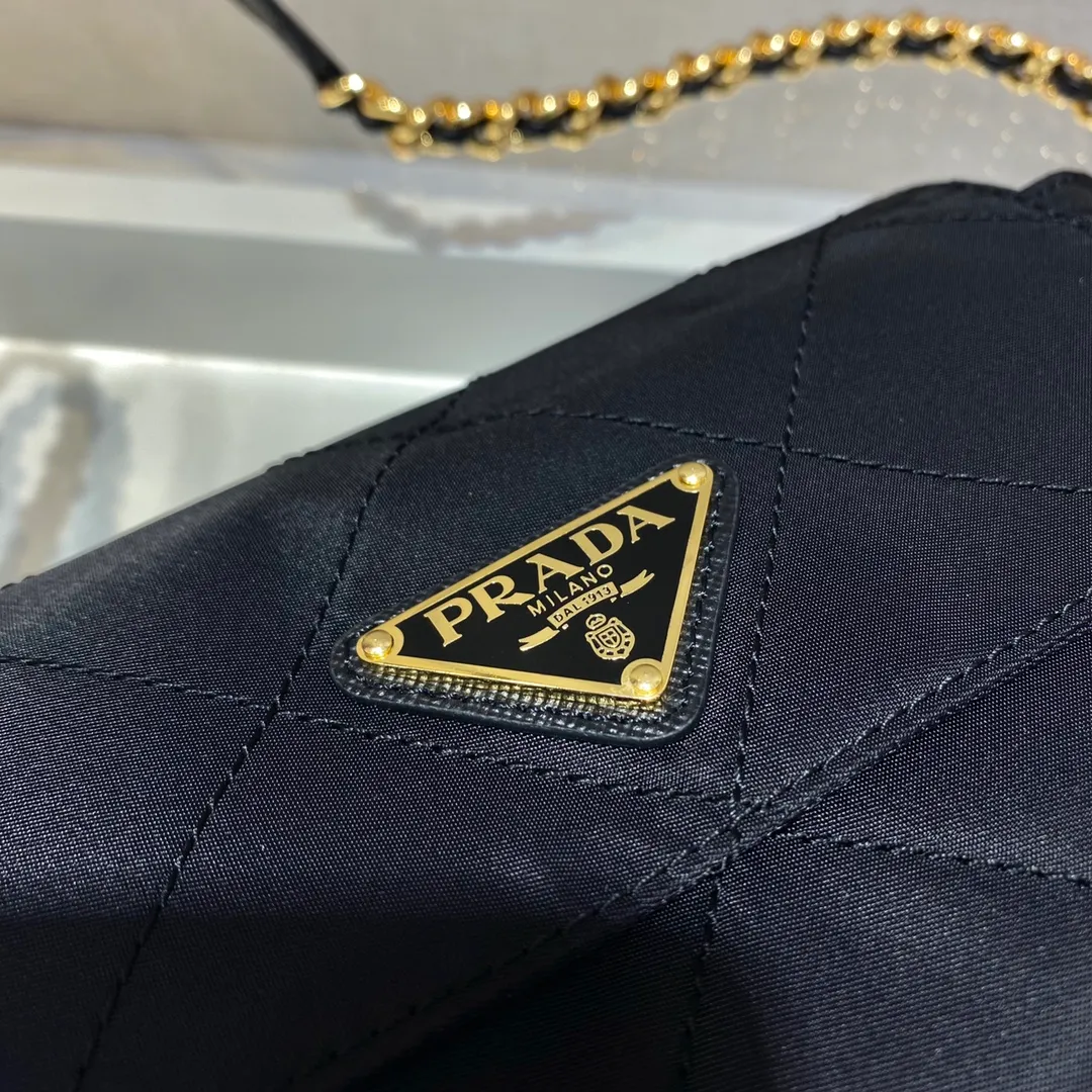 💰900🎉Middle-hand small shoulder bag🎉🎉🎉1BD622🎉🎉 This Vintage middle-aged chain diamond hobo bag has a great design👏👏 Purely handmade nylon rhombus design, can be worn on one shoulder or crossbody, and the imported black gold chain is really the eternal theme of vintage😘😘It is simple and elegant, with large capacity and space👍The upper body is particularly trendy, versatile and fashionable. No matter casual or formal, they all have a stable temperament. Hurry up and get it🙊I love this second-hand hobo bag😘😘 Length 18x height 16x bottom 5cm