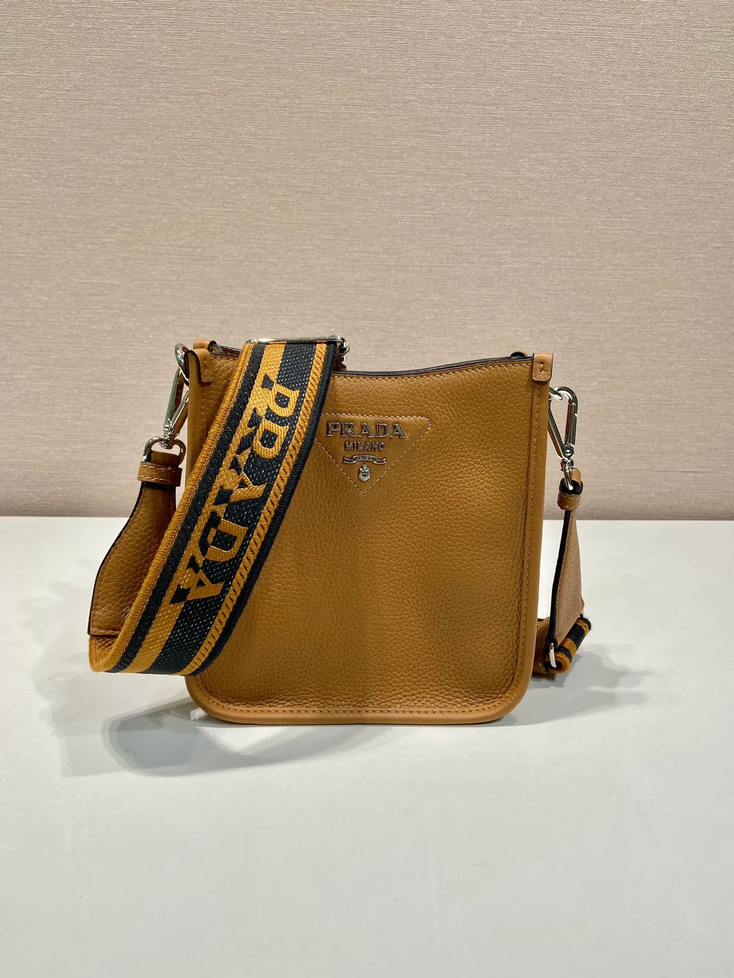 💰1660👏New double shoulder strap bag👏1BH191/tote bag new color This leather mini shoulder bag has a simple design. A metallic triangle logo on the front adds signature tone. Equipped with detachable logo-printed webbing and leather shoulder straps, it can be exchanged at any time for different outfits and occasions😘😘to highlight its modern style. High fashion is the main fashion for daily matching. Hurry up and get it, it’s so beautiful👏👏 Length 19x height 20x base 6cm👏👏👏😘😘😘