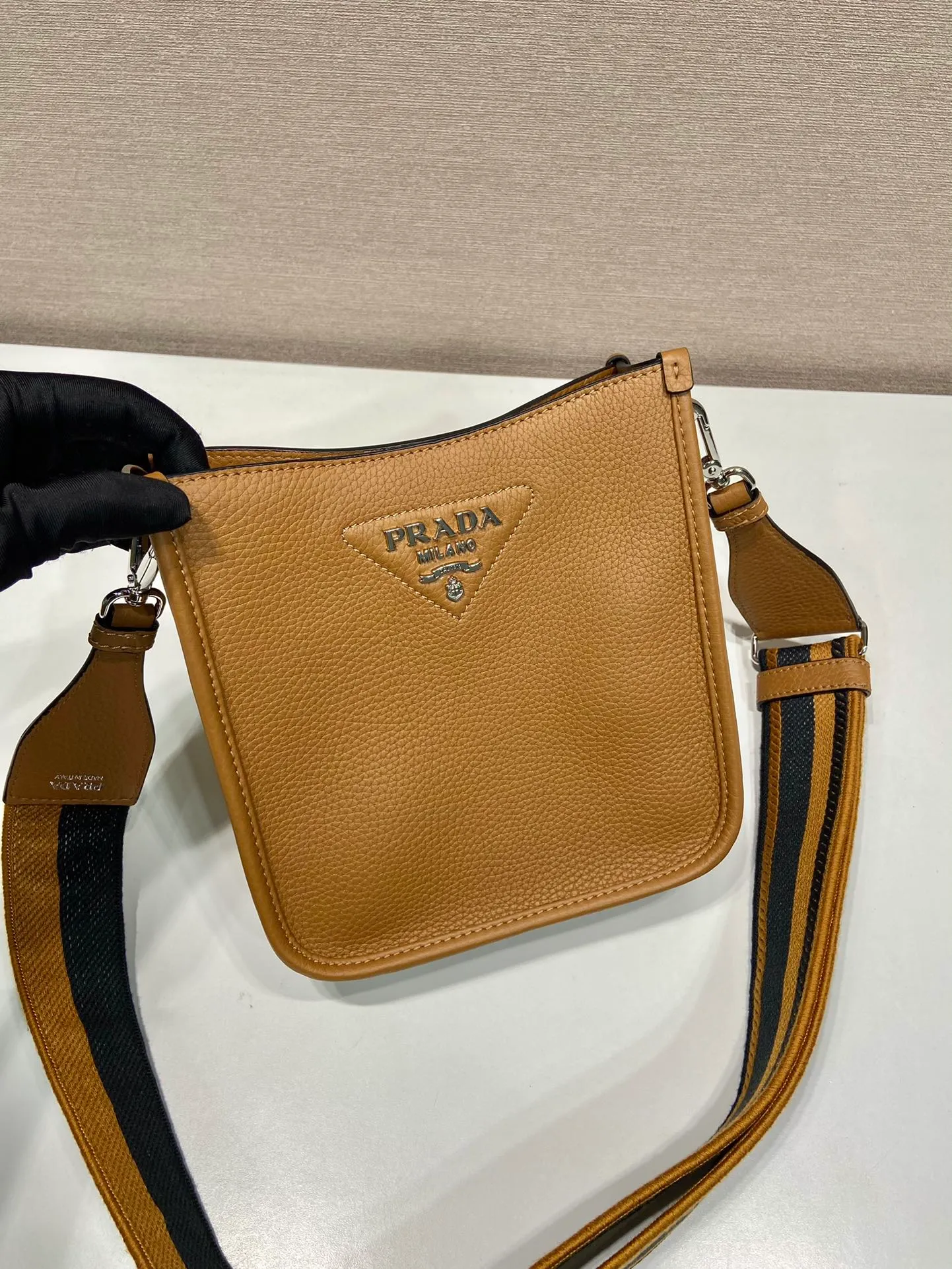 💰1660👏New double shoulder strap bag👏1BH191/tote bag new color This leather mini shoulder bag has a simple design. A metallic triangle logo on the front adds signature tone. Equipped with detachable logo-printed webbing and leather shoulder straps, it can be exchanged at any time for different outfits and occasions😘😘to highlight its modern style. High fashion is the main fashion for daily matching. Hurry up and get it, it’s so beautiful👏👏 Length 19x height 20x base 6cm👏👏👏😘😘😘