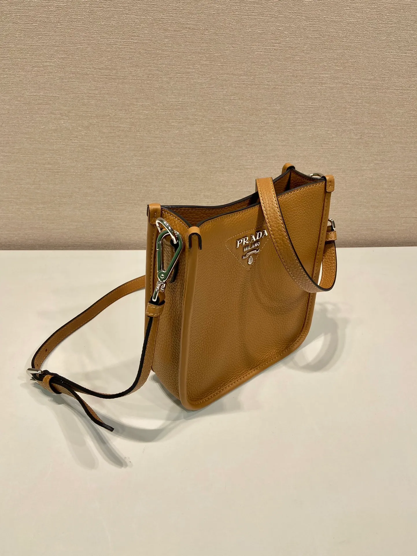 💰1660👏New double shoulder strap bag👏1BH191/tote bag new color This leather mini shoulder bag has a simple design. A metallic triangle logo on the front adds signature tone. Equipped with detachable logo-printed webbing and leather shoulder straps, it can be exchanged at any time for different outfits and occasions😘😘to highlight its modern style. High fashion is the main fashion for daily matching. Hurry up and get it, it’s so beautiful👏👏 Length 19x height 20x base 6cm👏👏👏😘😘😘