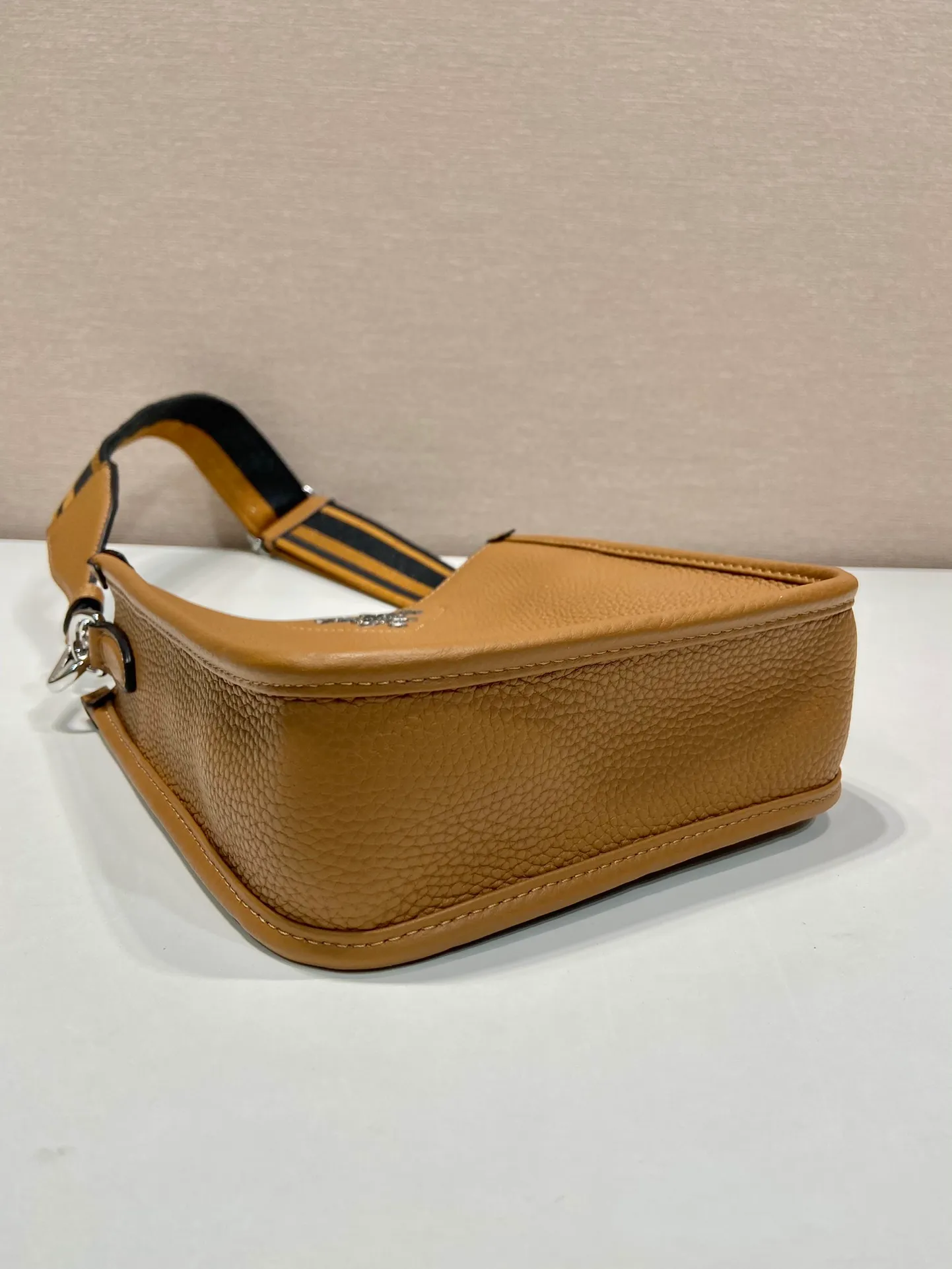 💰1660👏New double shoulder strap bag👏1BH191/tote bag new color This leather mini shoulder bag has a simple design. A metallic triangle logo on the front adds signature tone. Equipped with detachable logo-printed webbing and leather shoulder straps, it can be exchanged at any time for different outfits and occasions😘😘to highlight its modern style. High fashion is the main fashion for daily matching. Hurry up and get it, it’s so beautiful👏👏 Length 19x height 20x base 6cm👏👏👏😘😘😘