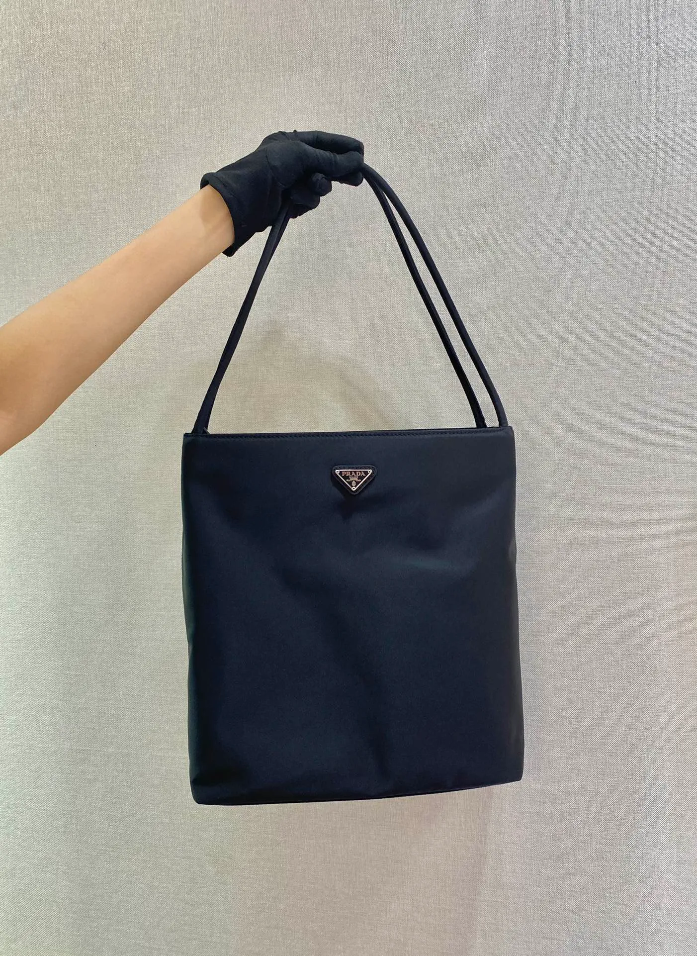💰720🎉Middle-hand tote bag🎉Large size🎉 This second-hand tote bag is made of imported nylon fabric with a lattice zipper design in the middle. It can be carried by hand or on the shoulder. It is light and simple😘The capacity is very large, and the upper body effect is particularly trendy, versatile and fashionable. No matter casual or formal. It’s all about stability and style, hurry up and get it😘 I love this medieval tote bag so much🎉🎉 Style number: B6242 Length 30x Height 32x Bottom 8cm