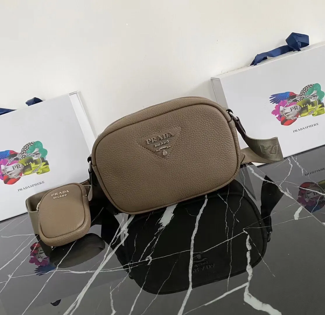 P1160¥ [Top original order] 🎉New camera crossbody bag🎉1BH182 has arrived🎉🎉This crossbody bag is made of imported deerskin grain cowhide and equipped with an adjustable long shoulder strap. My favorite It’s a small bag on the shoulder strap😘It’s perfect😘, it has a large capacity, is simple and elegant, and feels super soft🎉Hurry up and get it🎉Dimensions: length 22x height 14.5x bottom 8cm🎉🎉🎉👏👏👏!