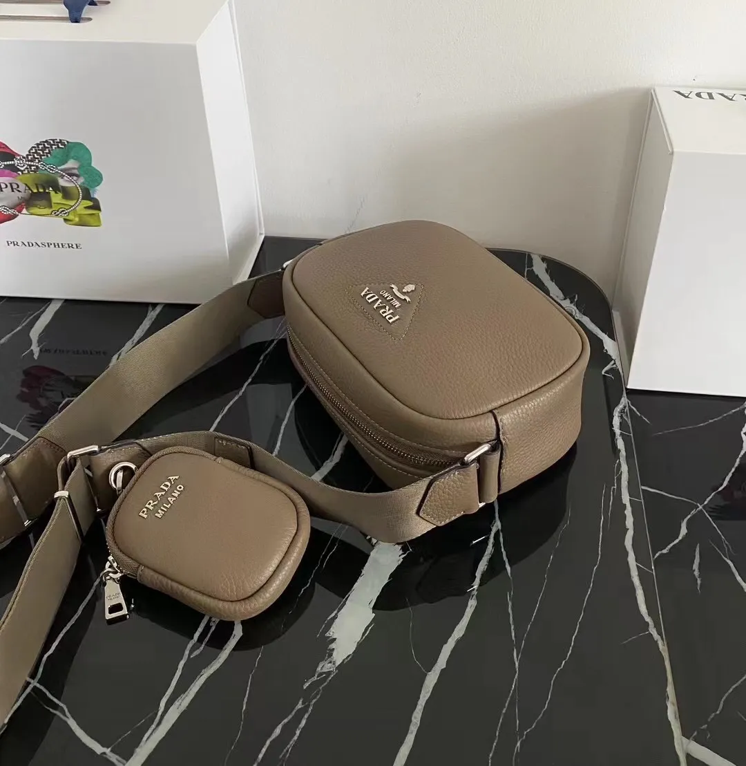 P1160¥ [Top original order] 🎉New camera crossbody bag🎉1BH182 has arrived🎉🎉This crossbody bag is made of imported deerskin grain cowhide and equipped with an adjustable long shoulder strap. My favorite It’s a small bag on the shoulder strap😘It’s perfect😘, it has a large capacity, is simple and elegant, and feels super soft🎉Hurry up and get it🎉Dimensions: length 22x height 14.5x bottom 8cm🎉🎉🎉👏👏👏!