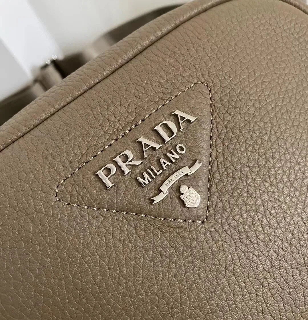 P1160¥ [Top original order] 🎉New camera crossbody bag🎉1BH182 has arrived🎉🎉This crossbody bag is made of imported deerskin grain cowhide and equipped with an adjustable long shoulder strap. My favorite It’s a small bag on the shoulder strap😘It’s perfect😘, it has a large capacity, is simple and elegant, and feels super soft🎉Hurry up and get it🎉Dimensions: length 22x height 14.5x bottom 8cm🎉🎉🎉👏👏👏!