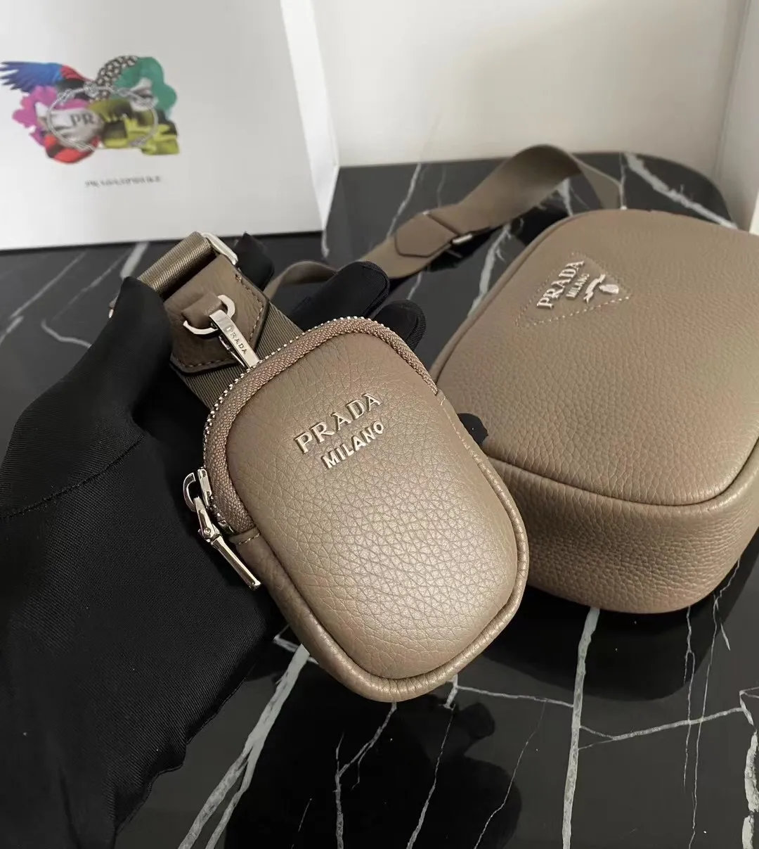 P1160¥ [Top original order] 🎉New camera crossbody bag🎉1BH182 has arrived🎉🎉This crossbody bag is made of imported deerskin grain cowhide and equipped with an adjustable long shoulder strap. My favorite It’s a small bag on the shoulder strap😘It’s perfect😘, it has a large capacity, is simple and elegant, and feels super soft🎉Hurry up and get it🎉Dimensions: length 22x height 14.5x bottom 8cm🎉🎉🎉👏👏👏!