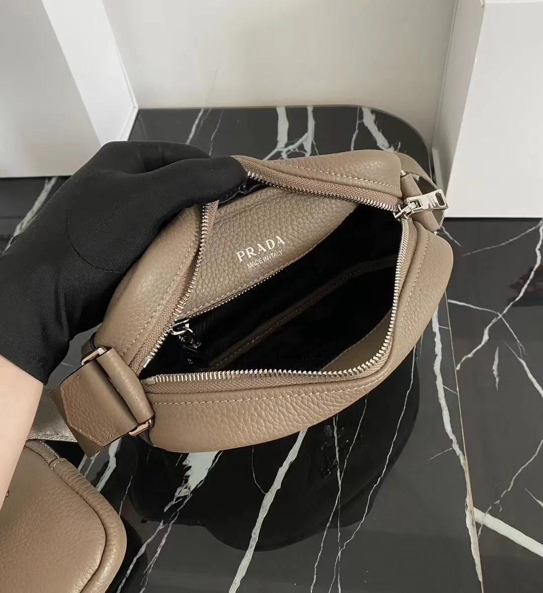 P1160¥ [Top original order] 🎉New camera crossbody bag🎉1BH182 has arrived🎉🎉This crossbody bag is made of imported deerskin grain cowhide and equipped with an adjustable long shoulder strap. My favorite It’s a small bag on the shoulder strap😘It’s perfect😘, it has a large capacity, is simple and elegant, and feels super soft🎉Hurry up and get it🎉Dimensions: length 22x height 14.5x bottom 8cm🎉🎉🎉👏👏👏!
