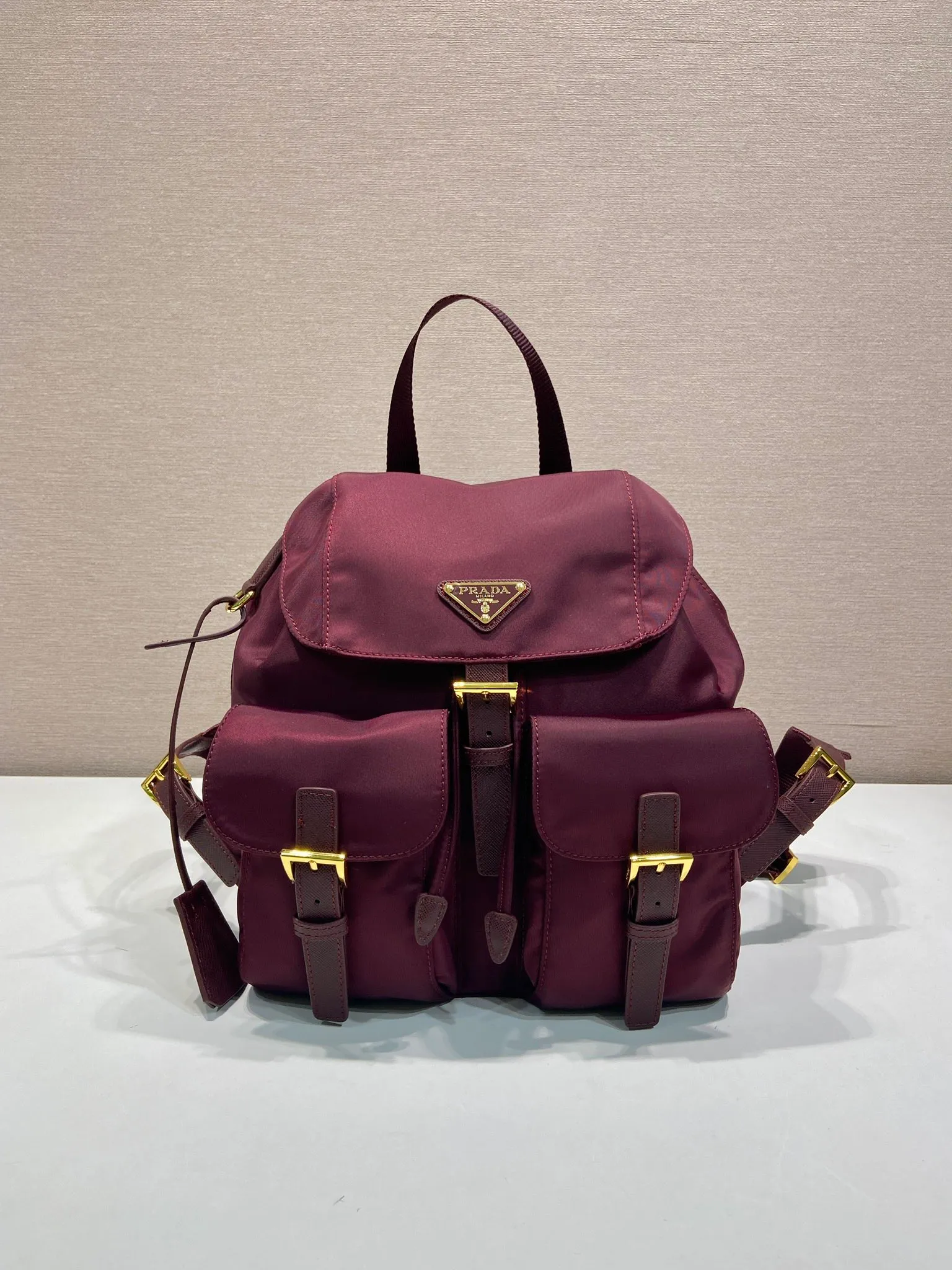 💰1040🎉Gold buckle classic backpack🎉1BZ677 gold hardware🎉🎉 This practical and innovative backpack is made of imported nylon fabric, adjustable shoulder straps and woven handles, removable Re-Edition leather key ring, front buckle flap pocket, enameled metal triangle logo on the flap, drawstring closure, logo-printed Re-Nylon lining with two interior pockets, one of which is zippered and has a large room. Classic and practical, it is a popular style that will never go out of style🎉🎉 Length 23.5x Height 28x Bottom 12cm🎉🎉🎉👏👏👏
