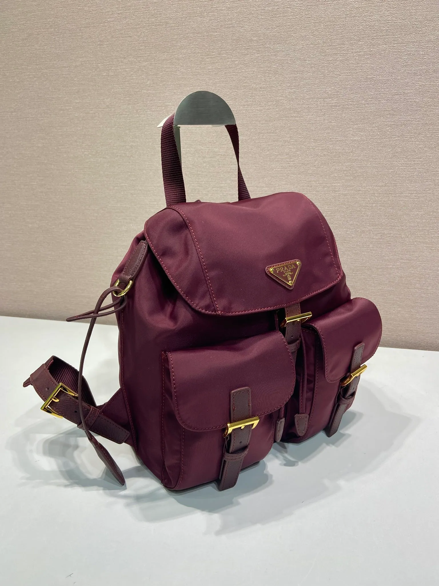 💰1040🎉Gold buckle classic backpack🎉1BZ677 gold hardware🎉🎉 This practical and innovative backpack is made of imported nylon fabric, adjustable shoulder straps and woven handles, removable Re-Edition leather key ring, front buckle flap pocket, enameled metal triangle logo on the flap, drawstring closure, logo-printed Re-Nylon lining with two interior pockets, one of which is zippered and has a large room. Classic and practical, it is a popular style that will never go out of style🎉🎉 Length 23.5x Height 28x Bottom 12cm🎉🎉🎉👏👏👏