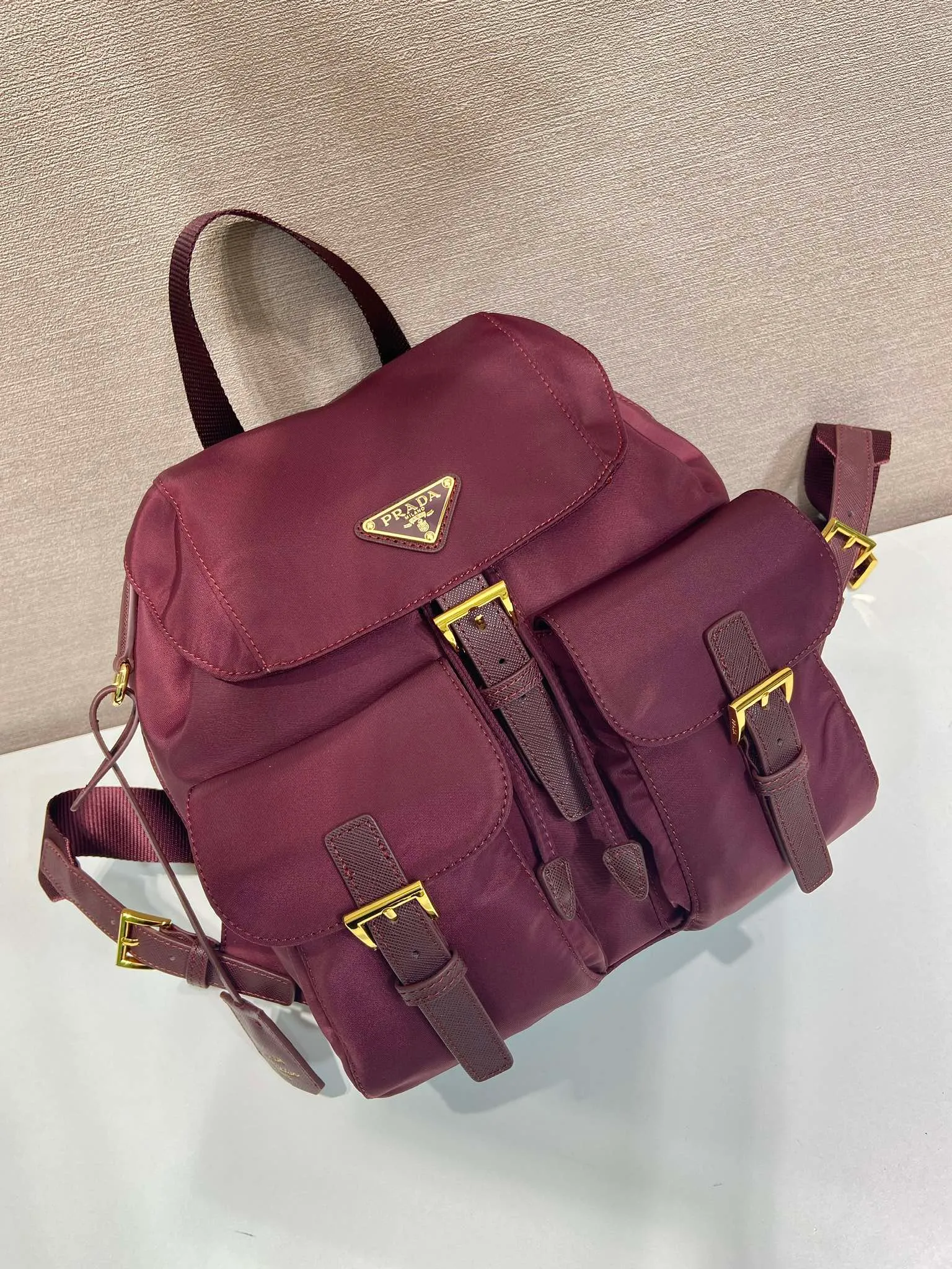 💰1040🎉Gold buckle classic backpack🎉1BZ677 gold hardware🎉🎉 This practical and innovative backpack is made of imported nylon fabric, adjustable shoulder straps and woven handles, removable Re-Edition leather key ring, front buckle flap pocket, enameled metal triangle logo on the flap, drawstring closure, logo-printed Re-Nylon lining with two interior pockets, one of which is zippered and has a large room. Classic and practical, it is a popular style that will never go out of style🎉🎉 Length 23.5x Height 28x Bottom 12cm🎉🎉🎉👏👏👏