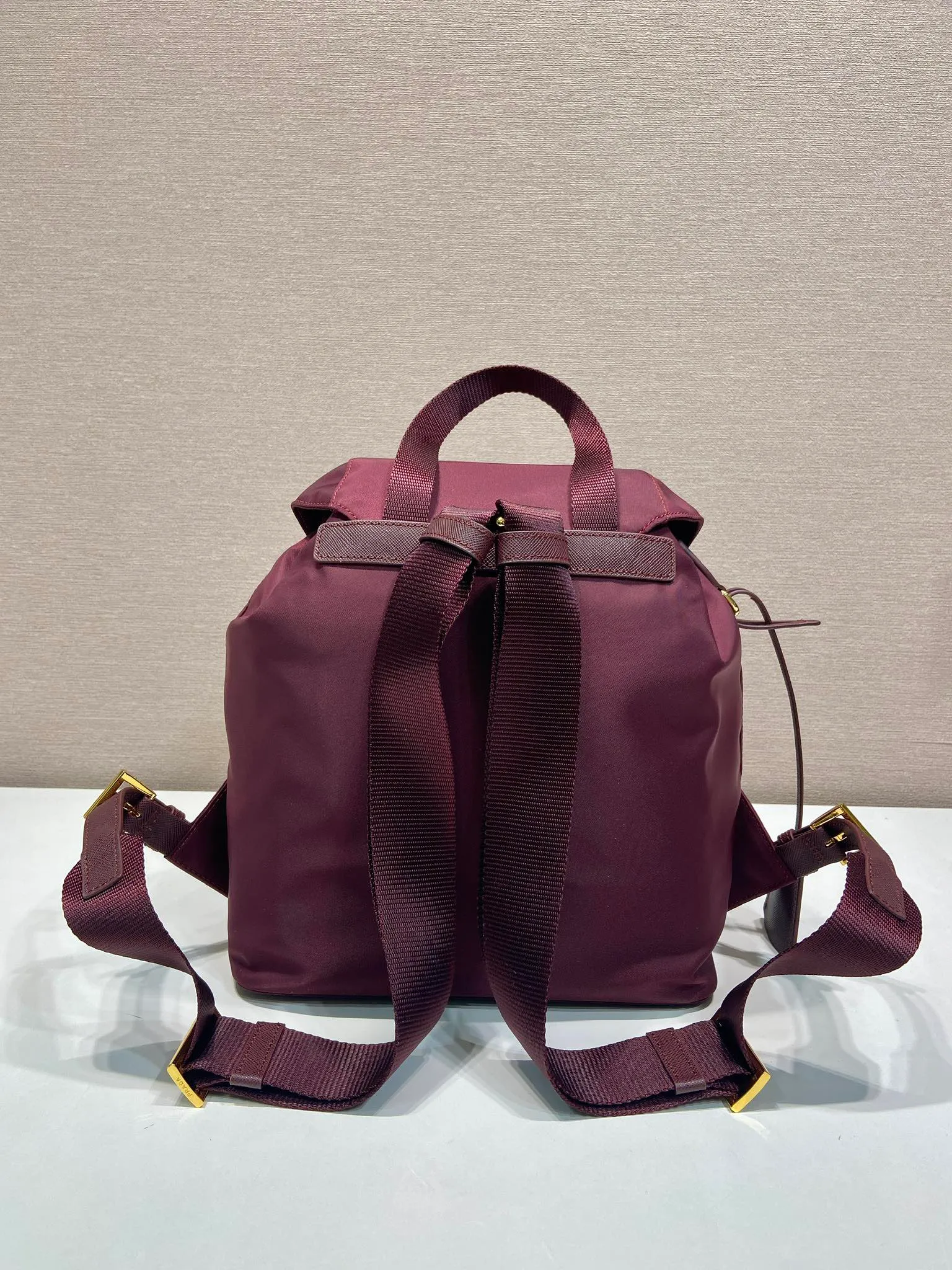 💰1040🎉Gold buckle classic backpack🎉1BZ677 gold hardware🎉🎉 This practical and innovative backpack is made of imported nylon fabric, adjustable shoulder straps and woven handles, removable Re-Edition leather key ring, front buckle flap pocket, enameled metal triangle logo on the flap, drawstring closure, logo-printed Re-Nylon lining with two interior pockets, one of which is zippered and has a large room. Classic and practical, it is a popular style that will never go out of style🎉🎉 Length 23.5x Height 28x Bottom 12cm🎉🎉🎉👏👏👏