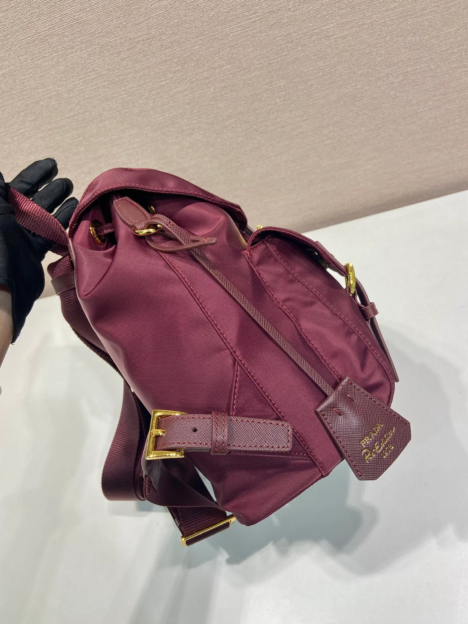 💰1040🎉Gold buckle classic backpack🎉1BZ677 gold hardware🎉🎉 This practical and innovative backpack is made of imported nylon fabric, adjustable shoulder straps and woven handles, removable Re-Edition leather key ring, front buckle flap pocket, enameled metal triangle logo on the flap, drawstring closure, logo-printed Re-Nylon lining with two interior pockets, one of which is zippered and has a large room. Classic and practical, it is a popular style that will never go out of style🎉🎉 Length 23.5x Height 28x Bottom 12cm🎉🎉🎉👏👏👏