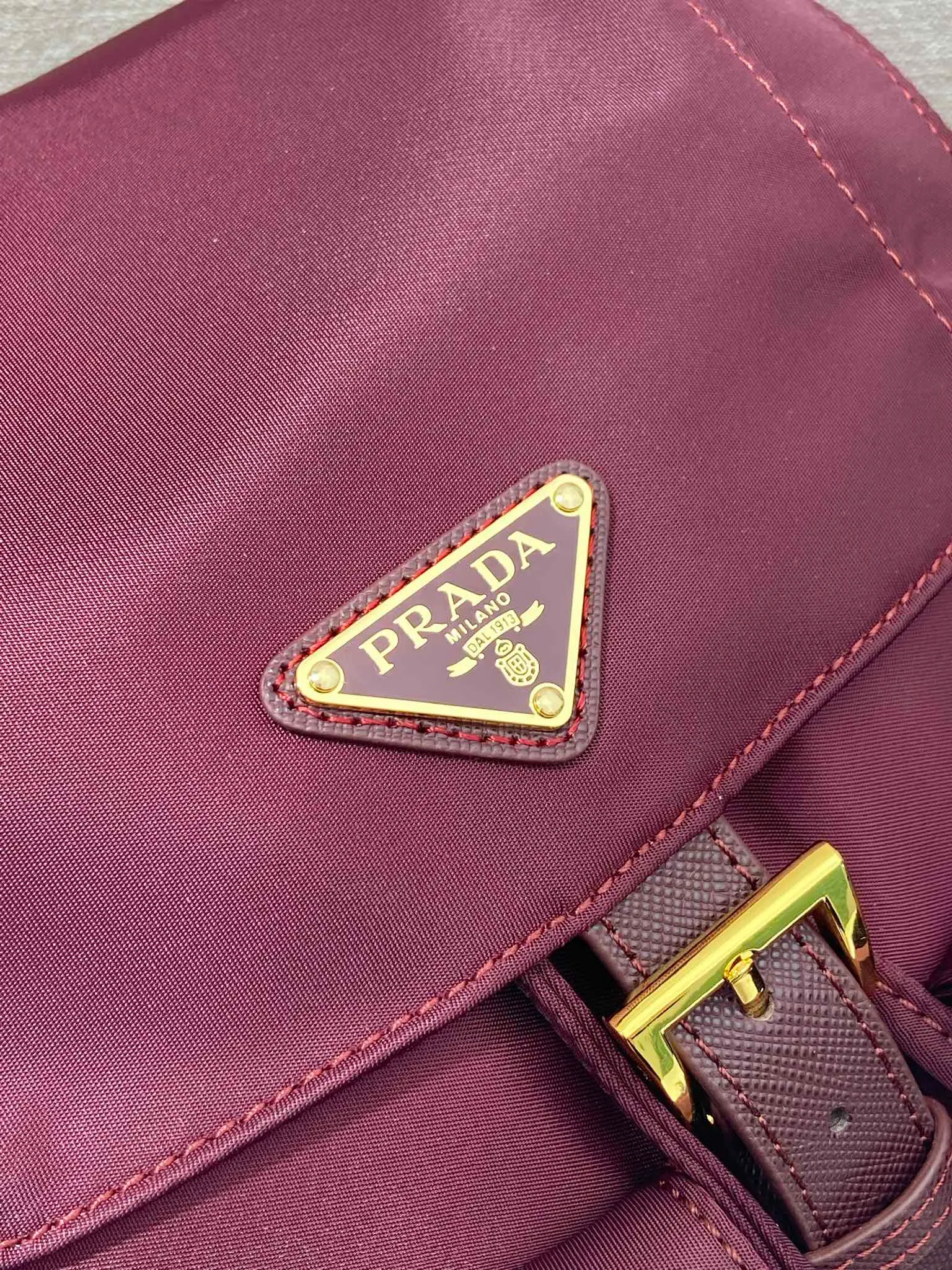💰1040🎉Gold buckle classic backpack🎉1BZ677 gold hardware🎉🎉 This practical and innovative backpack is made of imported nylon fabric, adjustable shoulder straps and woven handles, removable Re-Edition leather key ring, front buckle flap pocket, enameled metal triangle logo on the flap, drawstring closure, logo-printed Re-Nylon lining with two interior pockets, one of which is zippered and has a large room. Classic and practical, it is a popular style that will never go out of style🎉🎉 Length 23.5x Height 28x Bottom 12cm🎉🎉🎉👏👏👏