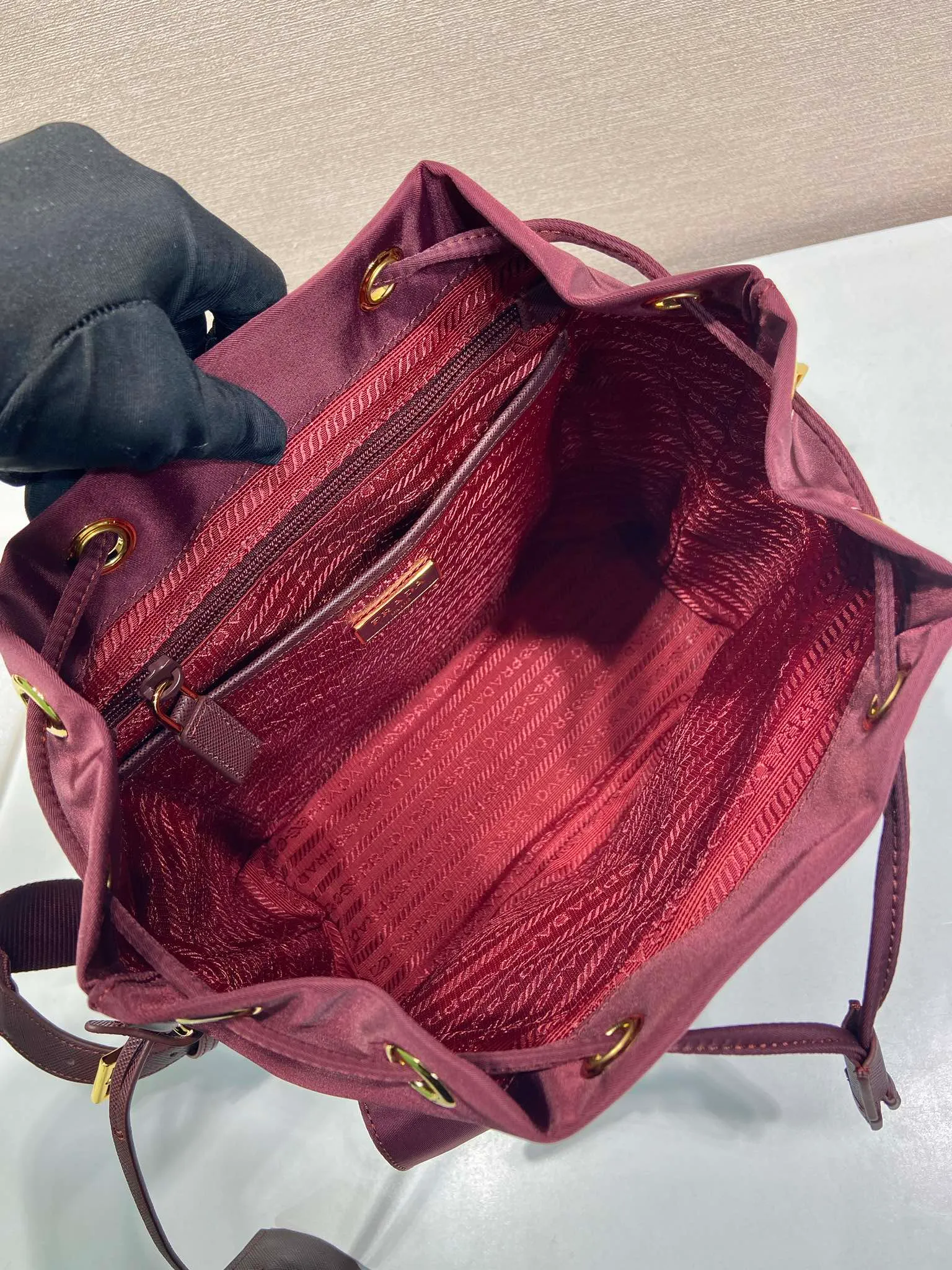 💰1040🎉Gold buckle classic backpack🎉1BZ677 gold hardware🎉🎉 This practical and innovative backpack is made of imported nylon fabric, adjustable shoulder straps and woven handles, removable Re-Edition leather key ring, front buckle flap pocket, enameled metal triangle logo on the flap, drawstring closure, logo-printed Re-Nylon lining with two interior pockets, one of which is zippered and has a large room. Classic and practical, it is a popular style that will never go out of style🎉🎉 Length 23.5x Height 28x Bottom 12cm🎉🎉🎉👏👏👏