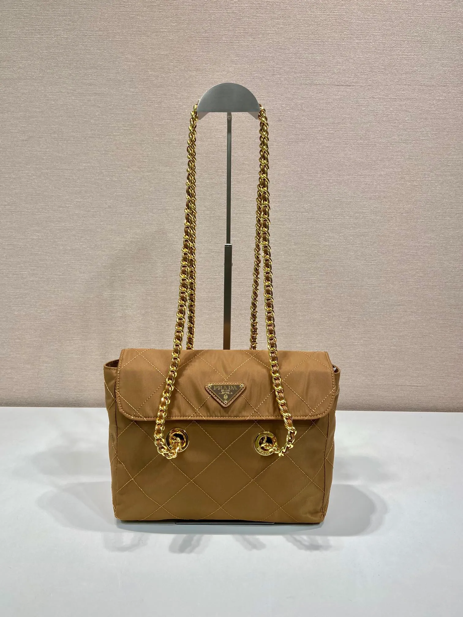 💰1160🎉Second-hand flip style🎉1BD620 new color🎉🎉 This Vintage vintage chain diamond hobo bag has a great design👏👏 Purely handmade nylon rhombus design, can be worn on one shoulder, across the body, or carried on the street. The imported black gold chain is really the eternal theme of vintage😘😘It is simple and elegant, and the capacity is very large👍The upper body is particularly trendy, versatile and fashionable. No matter casual or formal, they all have a stable temperament. Hurry up and get it🙊I love this second-hand hobo bag😘😘 Length 25x Height 21x Bottom 5cm