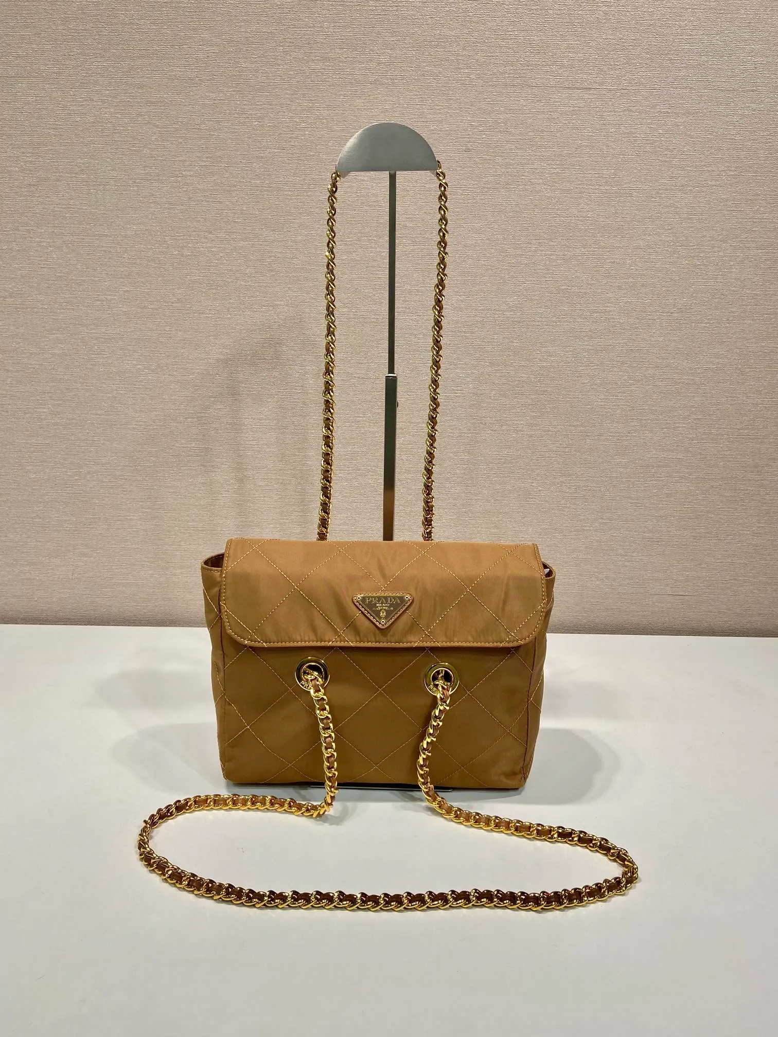 💰1160🎉Second-hand flip style🎉1BD620 new color🎉🎉 This Vintage vintage chain diamond hobo bag has a great design👏👏 Purely handmade nylon rhombus design, can be worn on one shoulder, across the body, or carried on the street. The imported black gold chain is really the eternal theme of vintage😘😘It is simple and elegant, and the capacity is very large👍The upper body is particularly trendy, versatile and fashionable. No matter casual or formal, they all have a stable temperament. Hurry up and get it🙊I love this second-hand hobo bag😘😘 Length 25x Height 21x Bottom 5cm