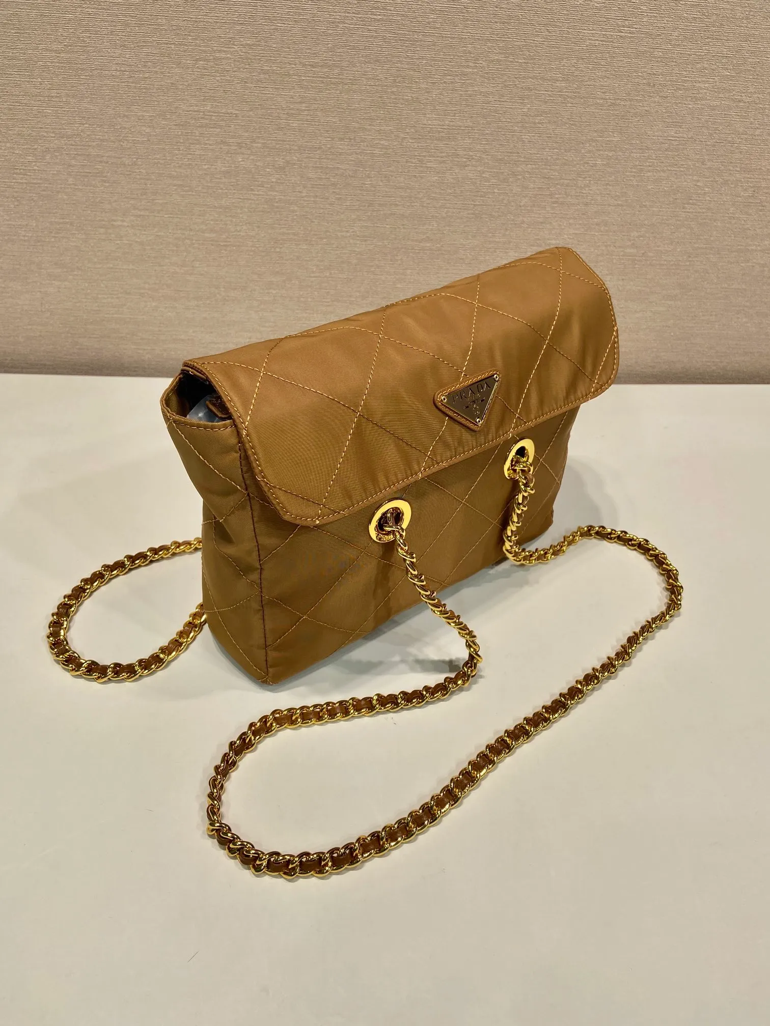 💰1160🎉Second-hand flip style🎉1BD620 new color🎉🎉 This Vintage vintage chain diamond hobo bag has a great design👏👏 Purely handmade nylon rhombus design, can be worn on one shoulder, across the body, or carried on the street. The imported black gold chain is really the eternal theme of vintage😘😘It is simple and elegant, and the capacity is very large👍The upper body is particularly trendy, versatile and fashionable. No matter casual or formal, they all have a stable temperament. Hurry up and get it🙊I love this second-hand hobo bag😘😘 Length 25x Height 21x Bottom 5cm