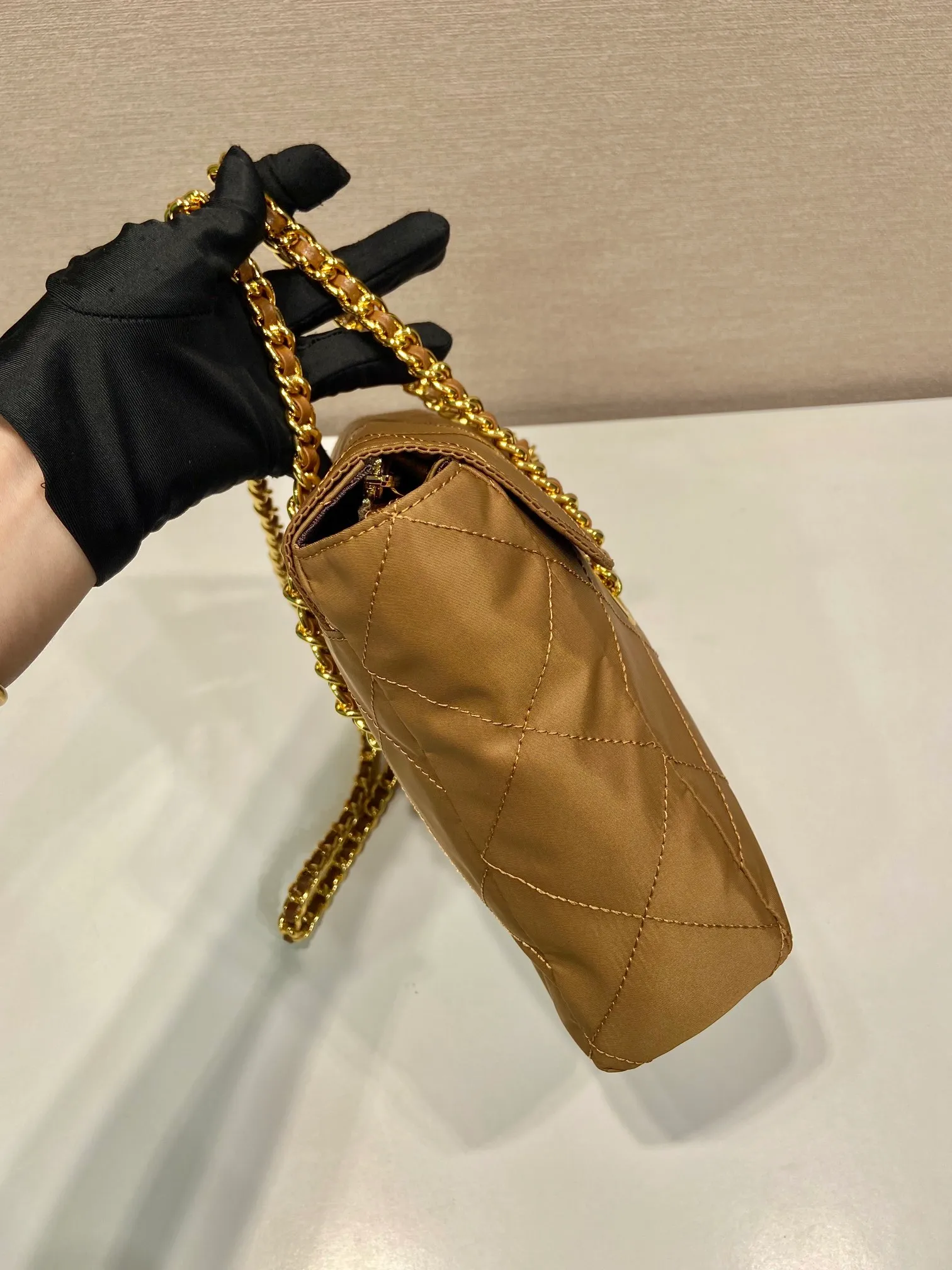 💰1160🎉Second-hand flip style🎉1BD620 new color🎉🎉 This Vintage vintage chain diamond hobo bag has a great design👏👏 Purely handmade nylon rhombus design, can be worn on one shoulder, across the body, or carried on the street. The imported black gold chain is really the eternal theme of vintage😘😘It is simple and elegant, and the capacity is very large👍The upper body is particularly trendy, versatile and fashionable. No matter casual or formal, they all have a stable temperament. Hurry up and get it🙊I love this second-hand hobo bag😘😘 Length 25x Height 21x Bottom 5cm