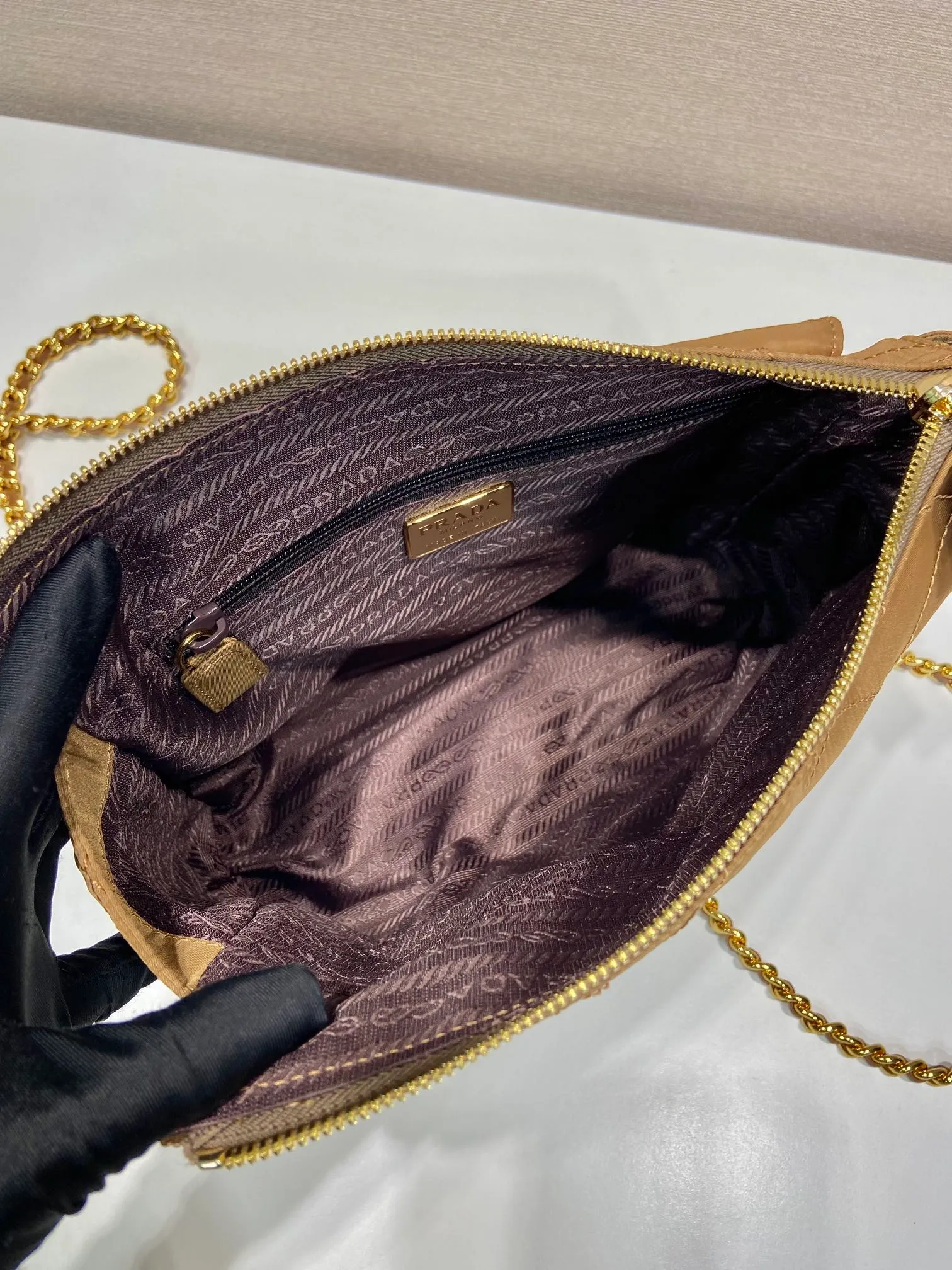 💰1160🎉Second-hand flip style🎉1BD620 new color🎉🎉 This Vintage vintage chain diamond hobo bag has a great design👏👏 Purely handmade nylon rhombus design, can be worn on one shoulder, across the body, or carried on the street. The imported black gold chain is really the eternal theme of vintage😘😘It is simple and elegant, and the capacity is very large👍The upper body is particularly trendy, versatile and fashionable. No matter casual or formal, they all have a stable temperament. Hurry up and get it🙊I love this second-hand hobo bag😘😘 Length 25x Height 21x Bottom 5cm