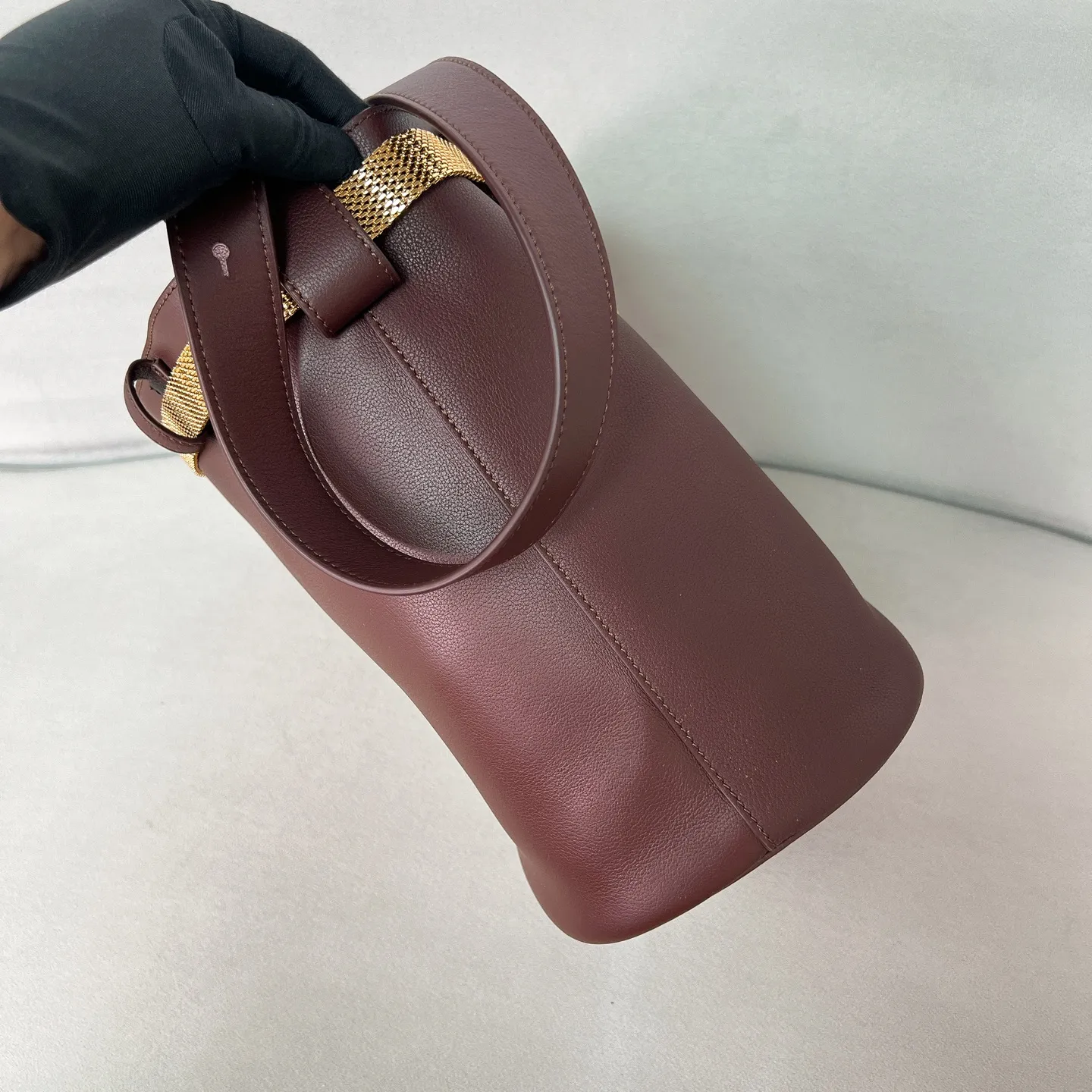 💰1700✨New product launch✨2025 spring and summer new product Buckle bucket bag 1BE085 inherits the classic bucket bag shape. The newly designed leather belt has a unique style that makes the bag infinitely dynamic. It is made of chic and noble calfskin. The bag is decorated with metallic mesh design. It is equipped with tortoise shell panel buckle. Elegant and simple bag body design is decorated with unique hardware decoration, showing a refined and elegant aesthetic style. Equipped with an adjustable hand strap, perfect details comparable to brick cabinets, super awesome 5🌟 size: 29*26.5*18cm, heather wood color